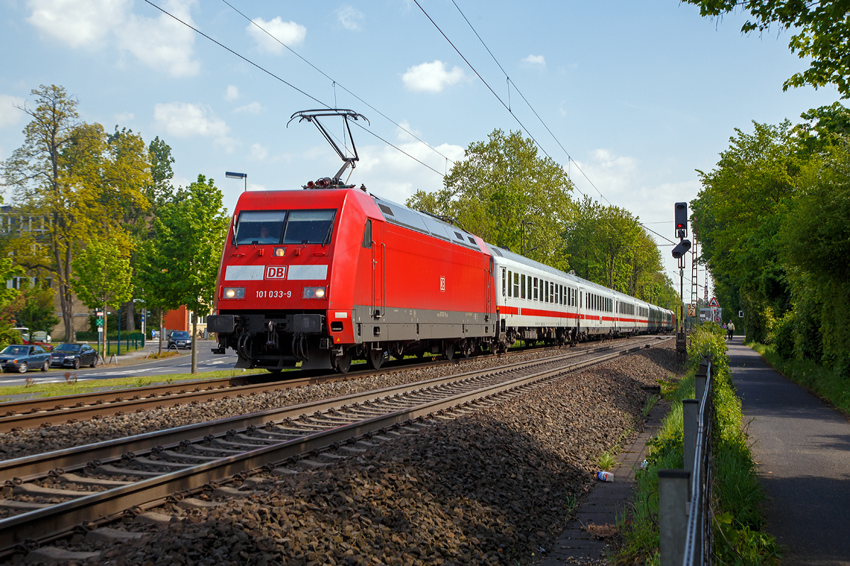 
Der IC 2004   Schwarzwald  (Konstanz - Koblenz - Köln - Emden Hbf) fährt am 30.04.2019, im Sandwich mit der Zuglok 101 033-9 und der Schublok 101 012-3 durch Bonn-Gronau (nähe dem Bf Bonn UN Campus) in Richtung Bonn Hbf.
