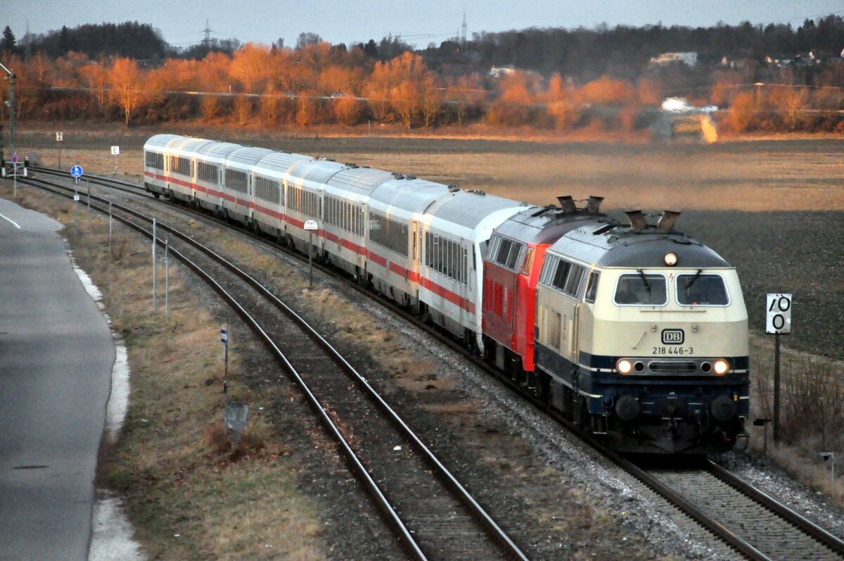 Der IC 2012/2013 Allgäu hat ein neues/altes Aussehen. Die 218 448-3 ist ja bekannt. Neu bzw. reaktiviert ist die 218 406-7 in der Farbgebung orientrot mit Lätzchen. Am 06.02.2024 bei der Durchfahrt in Vöhringen. Die 218 406-7 war, glaube ich, nie orientrot mit Lätzchen?

