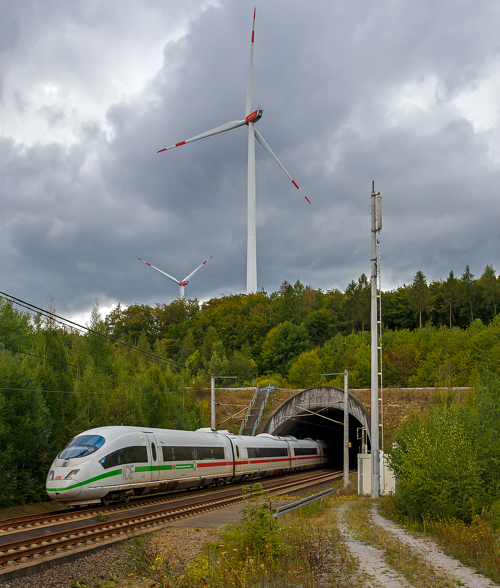 
Der ICE 3 MF - Tz 4682  Köln  (406 082 / 406 582), ex Tz 4609 (406 009 / 406 509), schießt am 29.08.2020 aus dem Südportal vom Tunnel Elzer Berg (1.110 m lang) und fährt auf der Schnellfahrstrecke Köln–Rhein/Main (KBS 472), hier bei km 101,6, in Richtung Frankfurt/Main.

Als ICE 3MF („MF“ für Mehrsystem Frankreich) verkehrten von 2007 bis 2016 sechs für den Frankreich-Verkehr umgebaute ICE 3M zwischen Frankfurt und Paris. Sie erreichten dabei auf der LGV Est eine Geschwindigkeit von 320 km/h, die höchste von einem ICE-Triebzug im planmäßigen Reisezugverkehr erreichte Geschwindigkeit.

Seit der Verfügbarkeit der Baureihe 407 (Siemens Velaro D) für den Frankreichverkehr im Jahre 2016 wurden die ICE 3MF mit ETCS-Zugsicherungseinrichtungen für Fahrten nach Belgien und in die Niederlande umgerüstet. Bei dieser Modernisierung wurde u. a. aus Platzmangel das französische TVM durch den ETCS-Fahrzeugrechner ersetzt, ohne jedoch TVM als STM anzuschließen. Damit verloren sie automatisch auch ihre bisherige Zulassung für Frankreich. 

Für den Verkehr nach Frankreich kommen seitdem ausschließlich Triebfahrzeuge der Baureihe 407 (Velaro D) zum Einsatz und die Version ICE 3MF ist so Geschichte.

Der Tz 4682  Köln  hat heute die Zulassungen für Belgien und die Niederlande.
