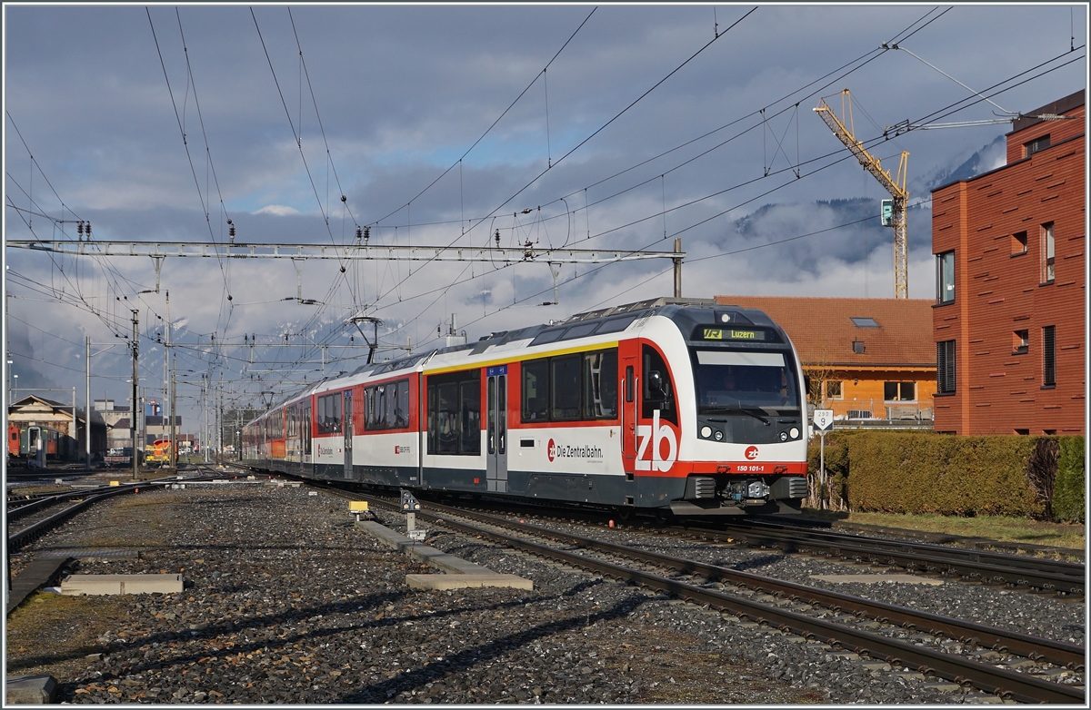 Der IR von Interlaken Ost nach Luzern bestehend aus dem Zentralbahn  Adler  150 101-1 und dem  Fink  160 002-8 erreicht Meiringen, wo für die Weiterfahrt Richtung Brünig die Fahrtrichtung gewechselt wird. 

17. Februar 2021