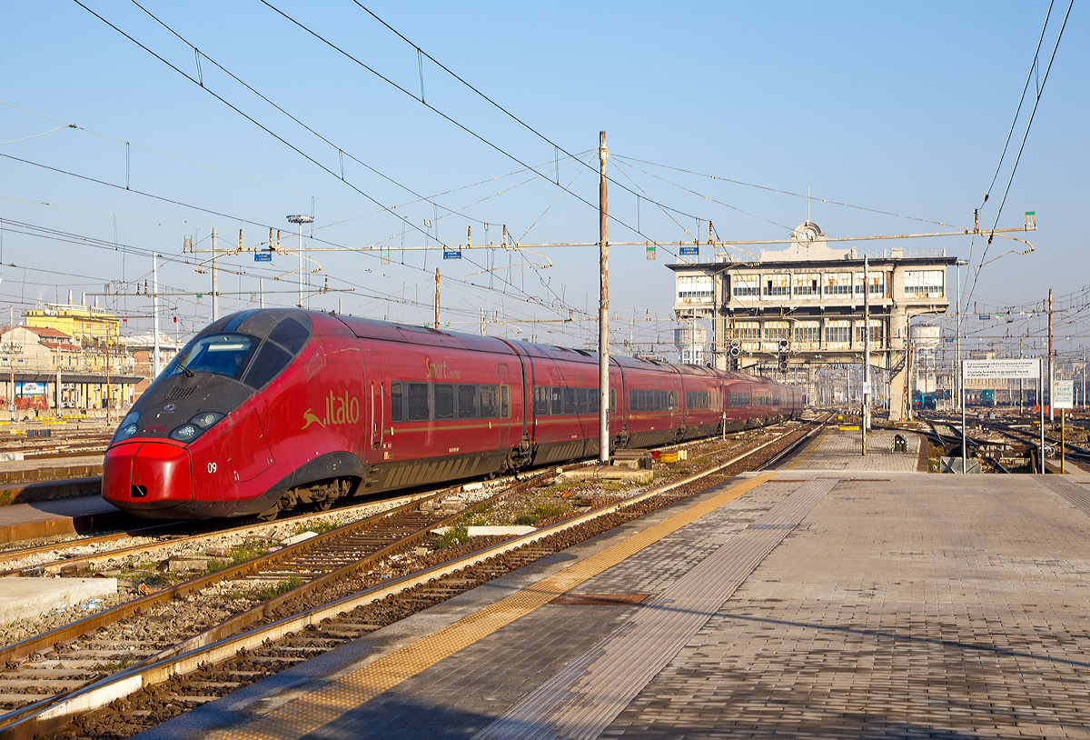 Der  .italo  09 ein ETR 575 (bzw. Alstom AGV) der NTV (Nuovo Trasporto Viaggiatori) f�hrt am 29.12.2015 in den Bahnhof Milano Centrale (Mailand Zentral) ein.

Nuovo Trasporto Viaggiatori ist eine private italienische Eisenbahngesellschaft. Sie bietet seit dem 28. April 2012 in Konkurrenz zur staatlichen Trenitalia SpA Hochgeschwindigkeitsverkehr zwischen italienischen Gro�st�dten an. Die Z�ge fahren unter dem Markennamen  .italo .

Die bordeauxroten  Z�ge, deren Inneneinrichtung von Giorgio Giugiaro entworfen wurde verf�gten �ber vier Wagenklassen: Smart, eXtra Large, Prima und Club. Ein Wagen der Smart-Klasse wurde mit Bildschirmen an der Decke als Smart Cinema ausgestattet.

Der italienische Betreiber NTV war die erste Bahngesellschaft, die 25 elfteilige Triebz�ge, der den von Alstom einwickelten, als AGV (franz�sisch Automotrice � grande vitesse) bezeichneten und gebauten Hochgeschwindigkeitstriebzug kaufte. Anf�nglich wurde das Projekt – wie zuvor schon die Entwicklung des TGV – gemeinsam von Alstom und der SNCF getragen. Nachdem letztere sich zur�ckzog, wurde der AGV allein von Alstom zur Serienreife entwickelt. Der italienische Betreiber NTV f�hrt die Z�ge unter der Baureihenbezeichnung ETR 575, seit 2012 sind sie dort im Einsatz.

Eine wesentliche Neuerung gegen�ber dem TGV ist der verteilte Antrieb, bei dem angetriebene Achsen unter den Wagen verteilt sind und damit auf Triebk�pfe verzichtet werden kann. Wie der TGV besitzt auch der AGV Jakobs-Drehgestelle. Der Zug verf�gt �ber wassergek�hlte IGBT-Umrichter und Drehstrom-Synchronmotoren mit Dauermagneterregung. Diese Motoren haben bei gleichem Gewicht eine deutlich h�here Leistung als Asynchronmotoren. Ein 11-Sektionen-Zug hat zw�lf Drehgestelle, davon sechs angetrieben, und ist etwa 200 m lang.

Technische Daten:
Spurweite:  1435 mm (Normalspur)
L�nge �ber Kupplung:  200 m
Dienstgewicht:  ca. 410 t
H�chstgeschwindigkeit:  300 km/h (geplant 360 km/h)
Dauerleistung:  9.000 kW (6 Antriebsdrehgestelle)
Beschleunigung:  0,11 m/s� bei 300 km/h
Treibraddurchmesser:  920 mm
Laufraddurchmesser:  920 mm
Stromsystem:  25 kV 50 Hz~ und 3 kV=
Anzahl der Fahrmotoren:  12
Zugsicherung:  ETCS Level 1+2; SCMT
Kupplungstyp:  Scharfenbergkupplung
Sitzpl�tze:  449+2 Rollstuhlpl�tze
