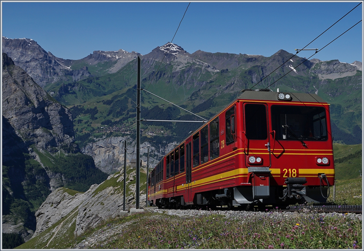 Der Jungfraubahn JB BDhe 4/8 2/4 218 und ein weiterer auf Bergfahrt kurz vor der Station Eigergletscher.
8. August 2016
