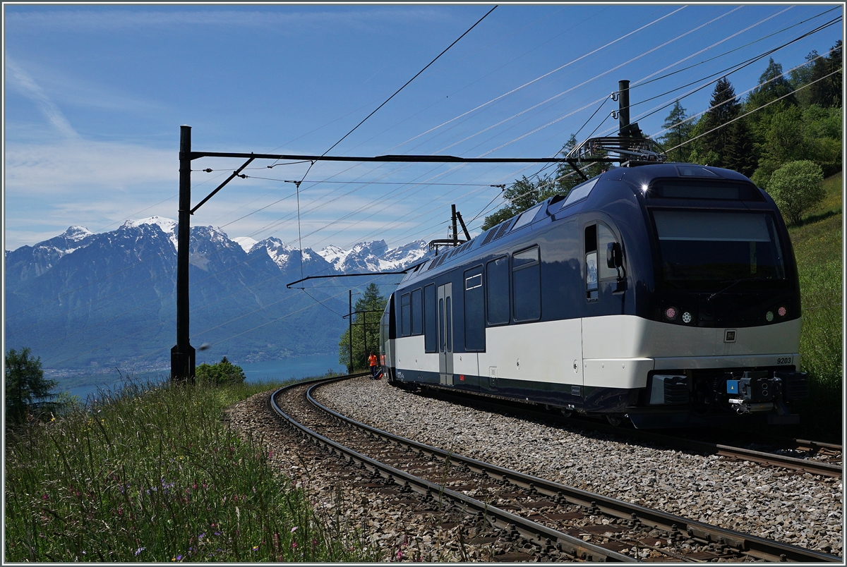 Der MOB ABe 4/4 9303  Alpina  (mit Zwischenwagen und dem Be 4/4 9203) auf Testfahrt bei Sendy Sollard.
25. Mai 2016