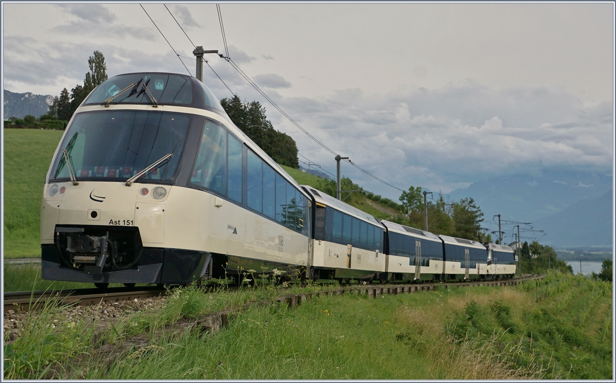 Der MOB Golden Pass Panoramic RE 2229 von Zweisimmen nach Montreux bei Planchamp hat scschon fast sein Ziel erreicht; am Schluss des Zuges der neu hergerichtete MOB Ast 151 Steuerwagen.

1. Juli 2020