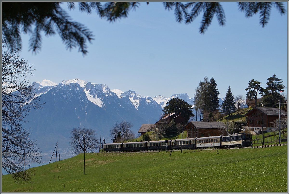 Der MOB  GoldenPass Classic  3126 erreicht von Montreux kommend in Kürze Les Avants.
13. April 2015