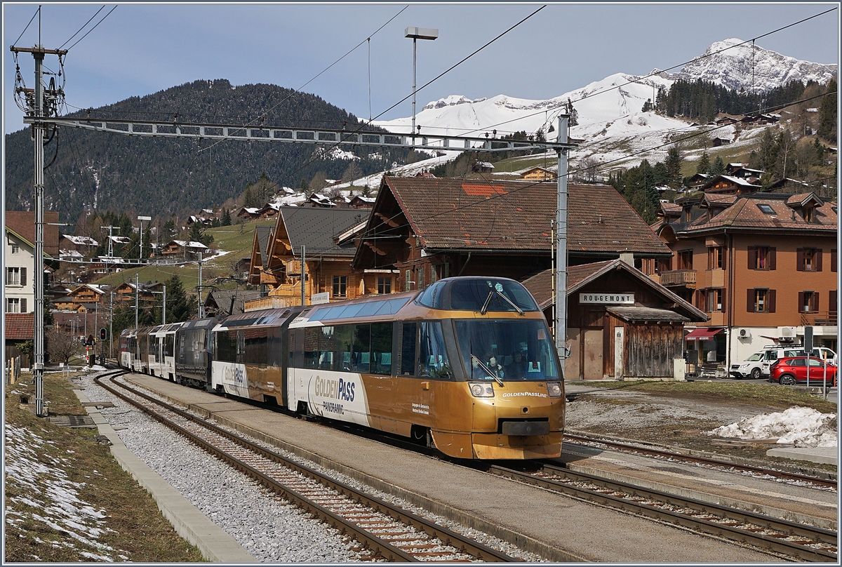Der MOB Panoramic Express 2118 nach Zweisimmen beim Halt in Rougemont.
2. April 2018