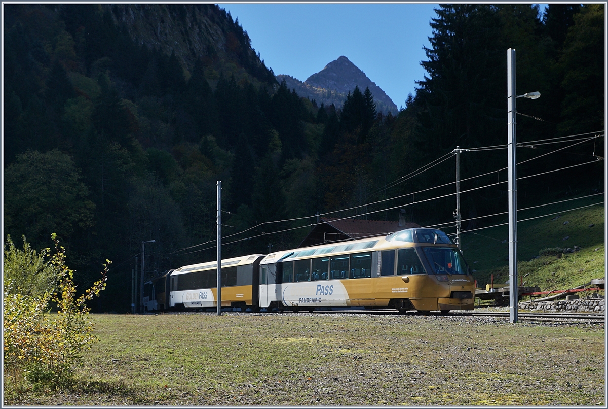Der MOB Panoramic Express bei der Durchfahrt in Les Cases: Der MOB Panoramic 2119 verschwindet in Les Cases erst im Schatten und kurz darauf im 2424 Meter langen Jaman Tunnel.
11. Okt. 201