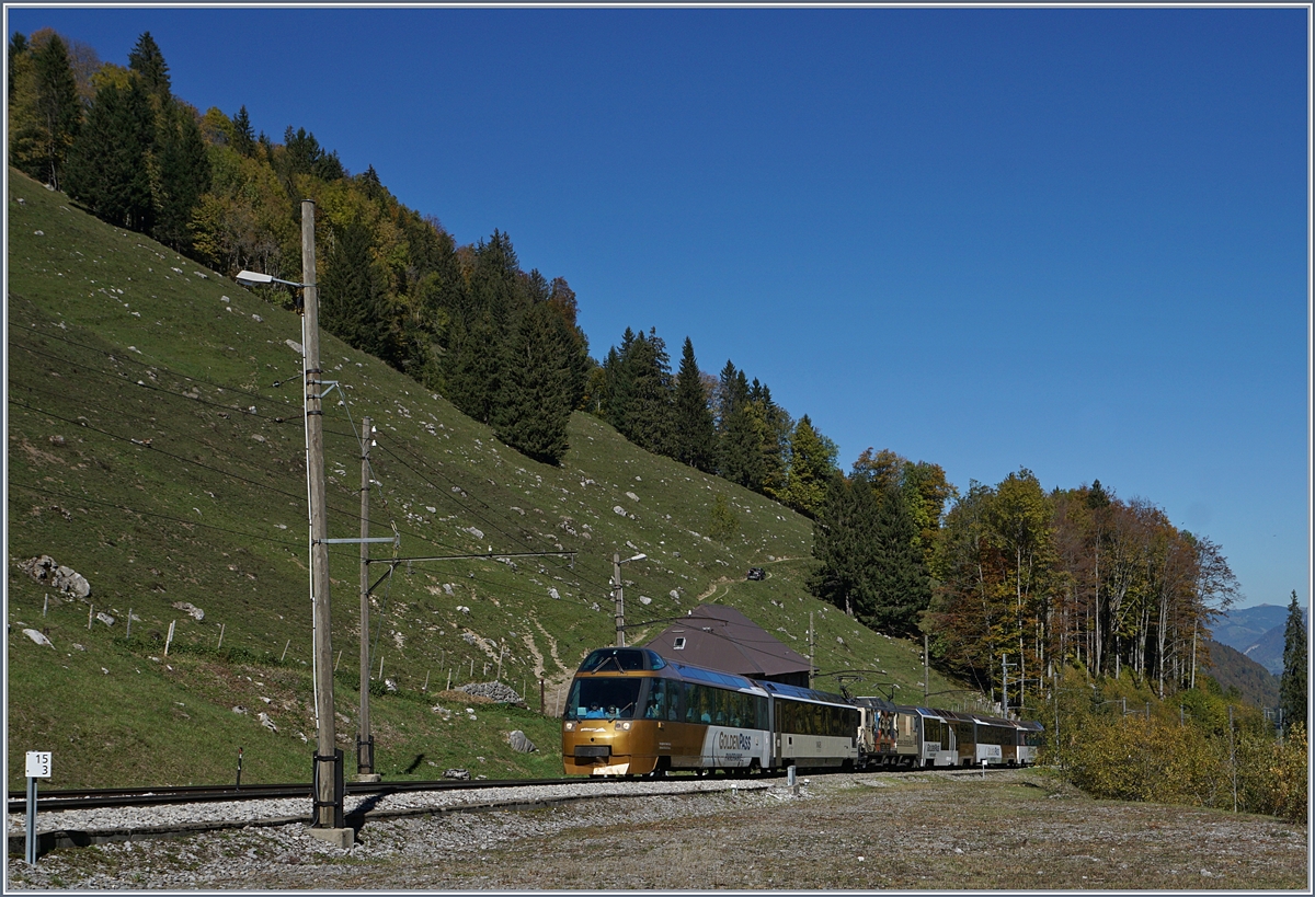 Der MOB Panoramic Express bei der Durchfahrt in Les Cases: Der MOB Panoramic 2119 von Zweisimmen kommend und nach Montreux fahrend erreicht Les Cases mit seinen herrlich krumen Holzfahrleitungsmasten.
11. Okt. 201