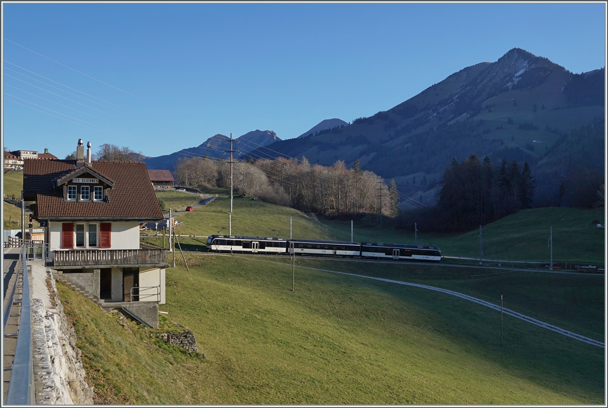 Der MOB Regionalzug 2214, der eigentlich als MOB Belle Epoque hätte formiert sein sollen bei verlässt Les Sciernes und taucht ins noch schattige Tal in Richtung Montbovon ein. 

26. Nov. 2020
