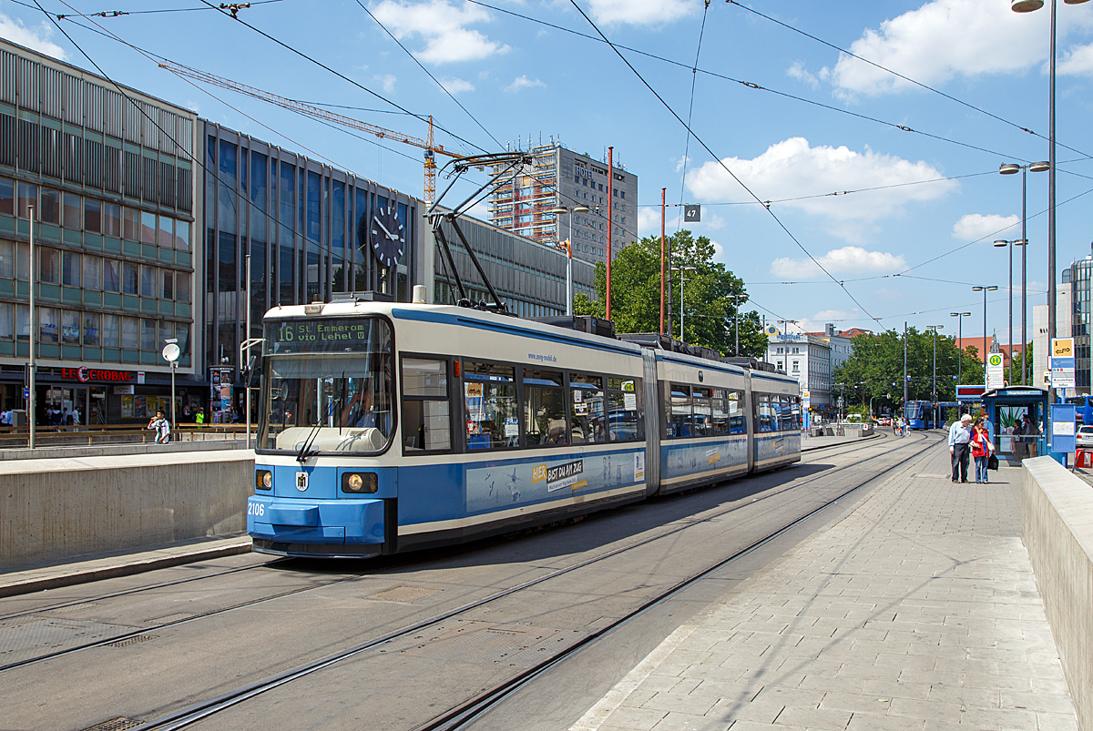 
Der MVG-Straßenbahntriebwagen 2106 des Typs R 2.2 (ein Adtranz/ AEG Gelenk-Triebwagen vom Typ GT6N) am 16.06.2018 als Linie 16 vor dem Münchener Hauptbahnhof (am Bahnhofplatz). Noch einer der wenigen im klassischen blau / weissen Münchner Lackschema.

Als Baureihe R wird die 14. Generation der Straßenbahn-Triebwagen der Straßenbahn München bezeichnet. Die R-Wagen sind Einrichtungsfahrzeuge und die ersten Niederflurstraßenbahnen der Münchner Verkehrsgesellschaft (MVG). 

TECHNISCHE DATEN;
Fahrzeugart: Dreiteiliger Niederflur-Gelenktriebwagen für den Einrichtungsbetrieb
Anzahl : 70 (TypR2.2)
Baujahre:1994–1997
Spurweite: 1.435 mm (Normalspur)
Achsfolge: (1A)+(A1)+(1A)  (12 Einzelräder)
Länge über Kupplung:  27.390 mm
Wagenkastenlänge: 26.800 mm
Breite: 2.300 mm
Höhe: 3.330 m
Radsatzabstand 	1,80 m
Raddurchmesser:  662 mm (neu) 
Eigengewicht: 30,7 t
Motorenart: Drehstrom-Asynchronmotoren
Leistung:  3x120 kW = 360 kW
Höchstgeschwindigkeit:  60 km/h
Min. Kurvenradius:14,5 m
Anzahl der Türen: 4 zweiflüglige Drehschwenktüren
Niederfluranteil: 100 %
Fußbodenhöhe:	360 mm
Sitzplätze: 	58
Stehplätze: 99
Stromsystem : 750 Volt DC (=)
