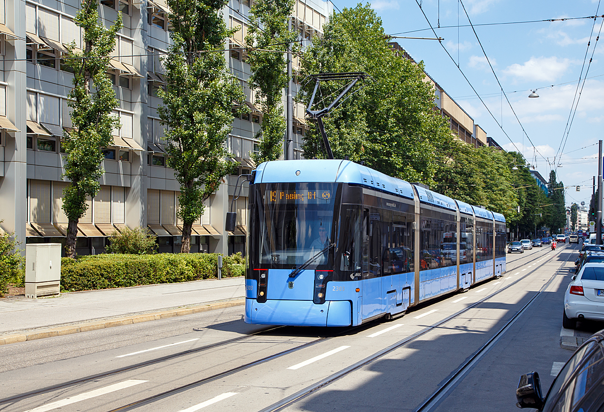 
Der MVG-Straßenbahntriebwagen 2303 des Typs S 1.4 (ein fünfteiliger, sechsachsiger Niederflur-Gelenktriebwagen vom Typ Stadler Variobahn) am 16.06.2018 als Linie19 in der Bayerstraße (München).

Der Einrichtungstriebwagen wurde 2009 von Stadler Pankow (Berlin) gebaut. Im Jahr 2010 wurde er zusätzlich mit Stromspeicher (Supercabs) ausgerüstet. Mit dem Speicher soll es möglich sein, eine Distanz von 900 bis 1000 m ohne Oberleitung zurückzulegen. Dies soll den Bau der Nordtangente durch den Englischen Garten ohne Installation einer Oberleitung ermöglichen.

Die Stadler VARIOBAHN ist die 15.Triebwagen-Generation der Münchner Straßenbahn sie wird als Baureihe S bezeichnet. Die Fahrzeuge wurden von Stadler Rail in Berlin gebaut und werden von der Münchner Verkehrsgesellschaft (MVG) betrieben. Die fünfgliedrigen Gelenkwagen haben eine Länge von 33,94m. 

Insgesamt wurden 14 Straßenbahnen zwischen 2008 und 2011 hergestellt, 4 Triebwagen (TW 2301 bis 2304) werden als S 1.4 und 10 Triebwagen (TW 2311 bis 2320) werden als S 1.5 geführt. Die Fahrzeuge sind jeweils für 221 Fahrgäste ausgelegt. Die Höchstgeschwindigkeit beträgt 60km/h. Wegen Fahrwerksproblemen kurz nach der Auslieferung, welche nun behoben sind, kaufte man keine weiteren Variobahnwagen, Stattdessen bestellte die MVG Fahrzeuge des Typs Siemens Avenio, die als BaureiheT eingegliedert wurden.

TECHNISCHE DATEN:
Bauart: Fünfteiliges Multigelenkfahrzeug
Inbetriebnahme: 	2009 – 2012
Anzahl: 14 (4 S1.4 und 10 S 1.5)
Stromsystem: 750 Volt Gleichspannung
Spurweite: 1.435 mm
Achsformel: Bo'+2'+Bo'
Länge:  33.940 mm
Höhe: 3.580 mm
Breite: 2.300 mm
Achsabstand im Drehgestell: 1,80 m
Raddurchmesser: 650 mm
Kleinster bef. Halbmesser: 	14,5 m
Leergewicht: 40,0 t
Antrieb Bauart: 8 Radnabenmotoren (getriebelos)
Leistung: 45 kW pro Fahrmotor = 360 kW
Höchstgeschwindigkeit:  60 km/h
Stundenleistung: 	360 kW
Bremsen: elektrische Bremse (generatorische Bremse mit Energierückspeisung), Federspeicherbremse     
Sitzplätze: 	75
Stehplätze: 146
Fußbodenhöhe: 	300 mm (Einstiegshöhe) / 350–360 mm (Bodenhöhe)
Niederfluranteil: 	100 %
Türen: 6 zweiflüglige Schwenkschiebetüren
