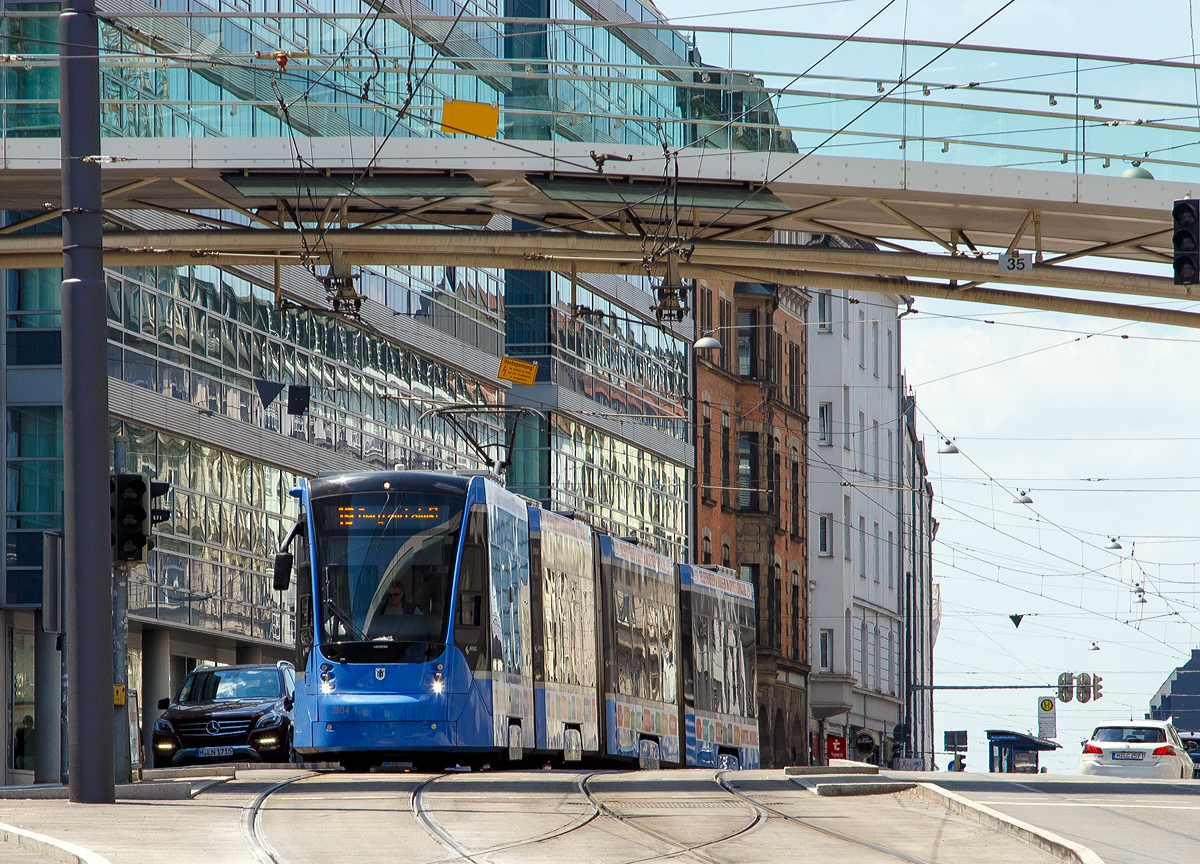 
Der MVG Tw 2804 der Baureihe T 1.6 (ein viergliedriger, achtachsiger Gelenkwagen vom Typ Siemens Avenio) am 16.06.2018 als Linie19 nach Berg am Laim Bahnhof  in der Bayerstraße (München).