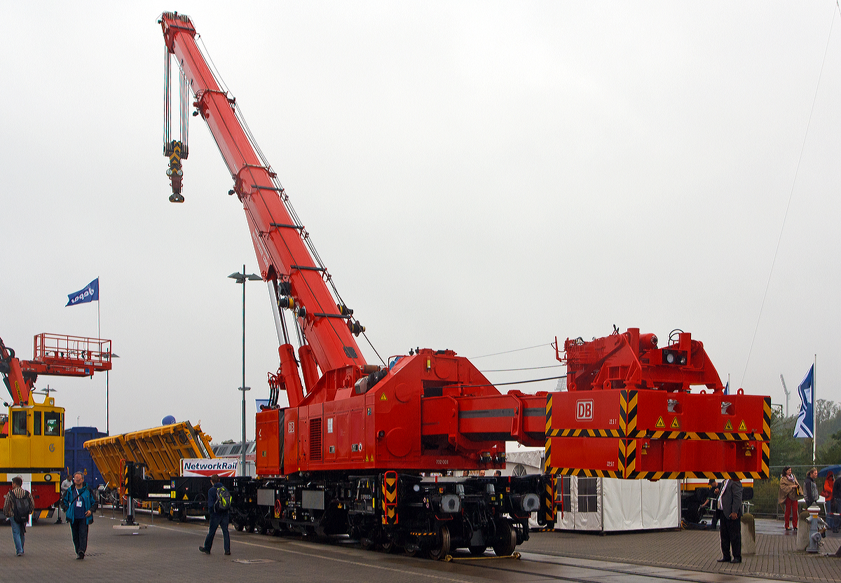 Der neue Eisenbahnkran 732 001  Zeus  (Schweres Nebenfahrzeug Nr. D-DB 99 80 9 471 001-4) der DB Netz AG, Maschinenpool, Standort Fulda, wurde auf der Inno Trans 2014 in Berlin pr�sentiert (hier 26.09.2014). Dieser Kran ist keine Neuheit, aber imposant.  

Der Notfallkran ein KRC 1200 (Kirow MULTI TASKER KRC 1200) und wird von der DB als Baureihe 732 gef�hrt. Er wurde 2014 von Kirow in Leipzig unter der Fabriknummer MT2012170361 gebaut und ist f�r die Stationierung in Fulda vorgesehen. Die DB Netz AG hat f�nf Notfallkrane (drei dieser KRC 1200 und zwei kleinere KRC 910) bis 2016 bestellt.  Zu diesen Kranen geh�ren immer ein Gegenlastwagen und ein Schutzwagen, die aber hier nicht gezeigt wurden.

TECHNISCHE DATEN von dem Kran:
Spurweite: 1.435 mm
Achsfolge: 1'A'1A'A1'A1'
Eigengewicht  (in Transportstellung) : 110,0 t 
L�nge �ber Puffer:  15.000 mm  
Motorleistung:  254 kW bei 2.200 U/min
max. Geschwindigkeit im Zugverband: 100 km/h
max. Geschwindigkeit im Eigenantrieb: 19 km/h
Achsanzahl:  8 (in 4 Drehgestelle bzw. 2 Doppeldrehgestelle)
Drehzapfenabstand: 10.000 mm
Drehzapfenabstand im Drehgestell 1 und 2:  2.300 mm
Achsabstand in den Einzeldrehgestellen:  1.100mm
Ergebene Achsabst�nde in m: 1,1 / 1,2 / 1,1/ 6,6 / 1,1 / 1,2 / 1,1
Radsatzlast Transport Kran: max. 13,8 t
H�he in Transportstellung:  4.300 mm
Breite in Transportstellung:  3.100 mm
max. Ausladung vor Puffer:  21.000 mm
max. Traglast bei max. Ausladung:  40 t
Gr��te m�gliche Traglast: 150 t (abgest�tzt)  / 120t (freistehend)
max. Hakenh�he:  24.000 mm
hintere Ausladung (Gegenwicht):  7,9 m–13,5 m
Zul. Anh�ngelast: 200 t
Kleinster befahrbarer Radius: 90 m (120 m im Schleppbetrieb)
