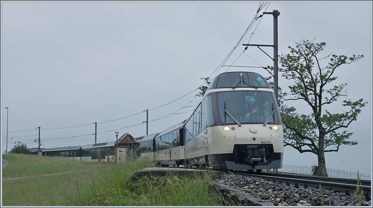 Der  neue  MOB GoldenPass Panoramique Express als PE 2118 auf der Fahrt von Montreux nach Zweisimmen bei Châtelard VD. 

15. Mai 2020