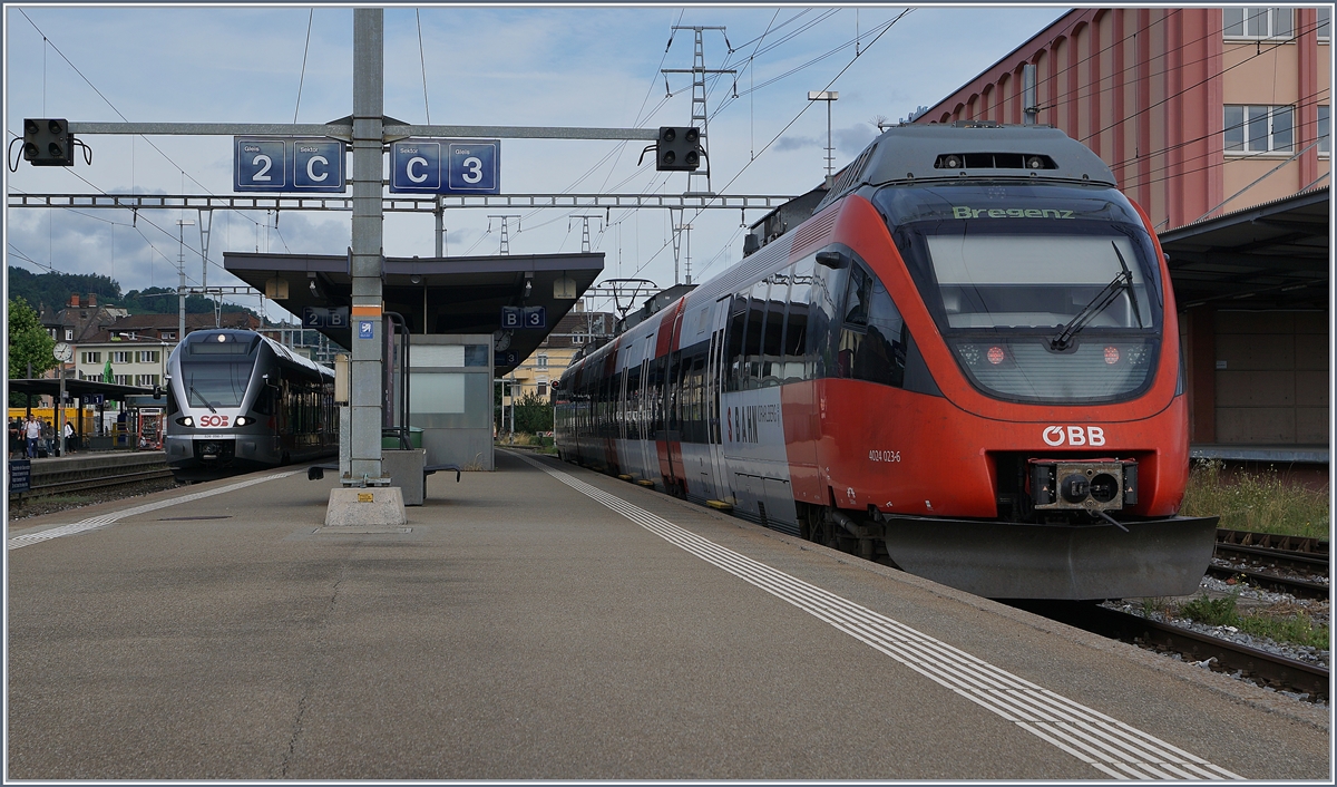 Der ÖBB ET 4024 023-6 ist aus Bregenz in St.Margrethen eingetroffen, während von St.Gallen her ein SOB Flirt als S4 Richtung Sargans den Anschluss vermitteln wird.
11. Juli 2017