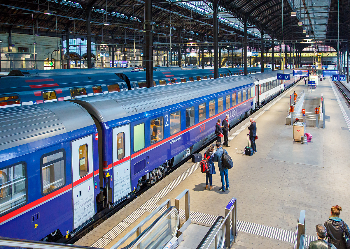 
Der �BB Nightjet Z�rich – Basel – Frankfurt am Main – Hamburg (als NJ 40470) bzw. Berlin (als NJ 470) steht am Abend des 21.05.2018 im Bahnhof Basel SBB zur Abfahrt bereit. 

Der �BB Nightjet umfasst im Wesentlichen die bislang unter dem Namen ihrer Zuggattung als EuroNight vermarkteten Nachtz�ge der �BB sowie einen Teil (wie hier) der bis Dezember 2016 von der Deutschen Bahn betriebenen CityNightLine-Z�ge (CNL). 

Die Fahrgastzahlen in den ersten drei Monaten lagen bereits �ber den Erwartungen der �BB, wahrscheinlich betreibt die �BB eine bessere Vermarktung. 