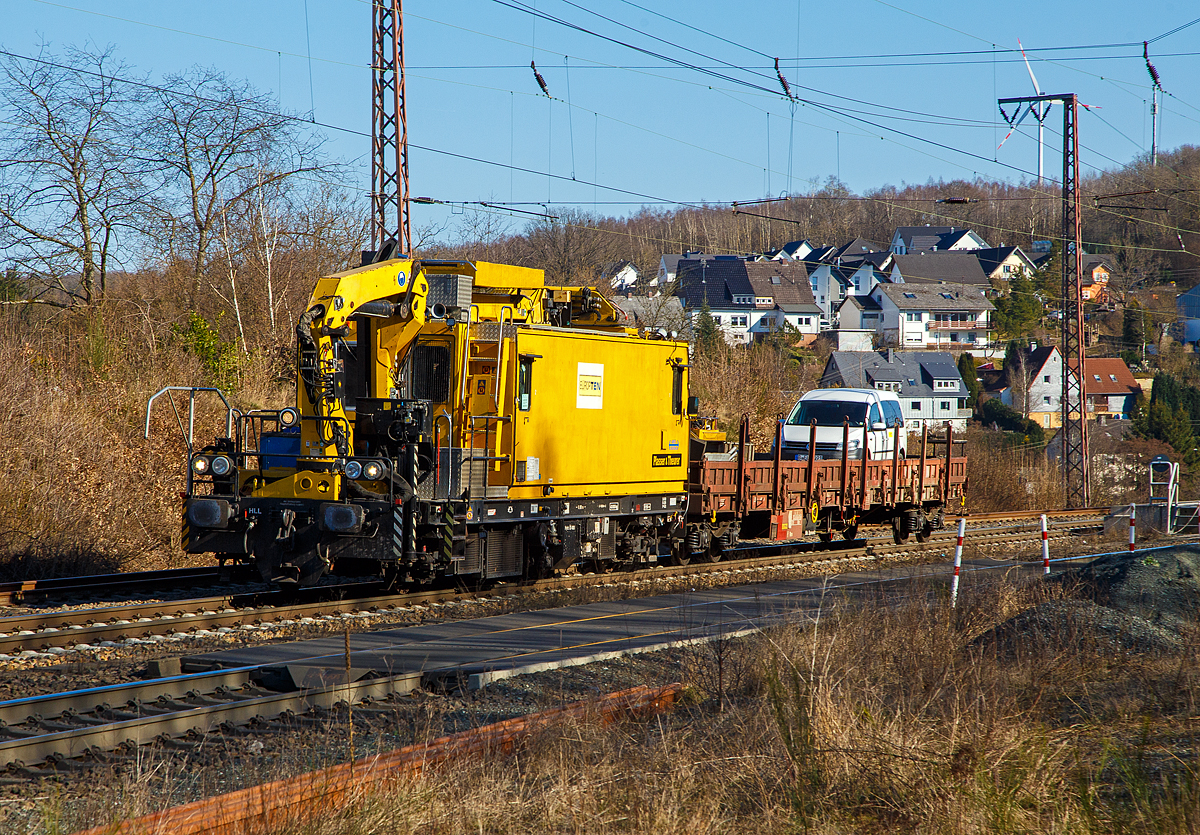 Der Plasser & Theurer Motorturmwagen MTW 10.260,  A-ETE 99 81 9131 004-9, (�BB SKL X 953 016-3), ex 97 99 01 514 17-9, der EUROPTEN - European Trans Energy GmbH f�hrt am 07.03.2022, mit einem angehangenen Res-Wagen, durch Rudersdorf (Kr. Siegen) in n�rdlicher Richtung.

Zweiachsige Motorturmwagen wurde 2004 von Plasser & Theurer in Linz (A) unter der Fabriknummer 893 f�r die VA TECH T&D GmbH & Co (Wien) gebaut.

TECHNISCHE DATEN (gem. Anschriften):
Spurweite: 1.435 mm
Achsanzahl: 2
L�nge �ber Puffer: 14.040 mm
Achsabstand: 9.000 mm
Eigengewicht: 43.000 kg
Zugelassen f�r Streckenklasse: C2 oder h�her 
Zur Mitfahrt zugelassene Personen: 7
Anh�ngelast: max. 40 t 
H�chstgeschwindigkeit : 100 km/h 
kleinster befahrbarer Radius: R 150
Bremse: KE-GP mZ