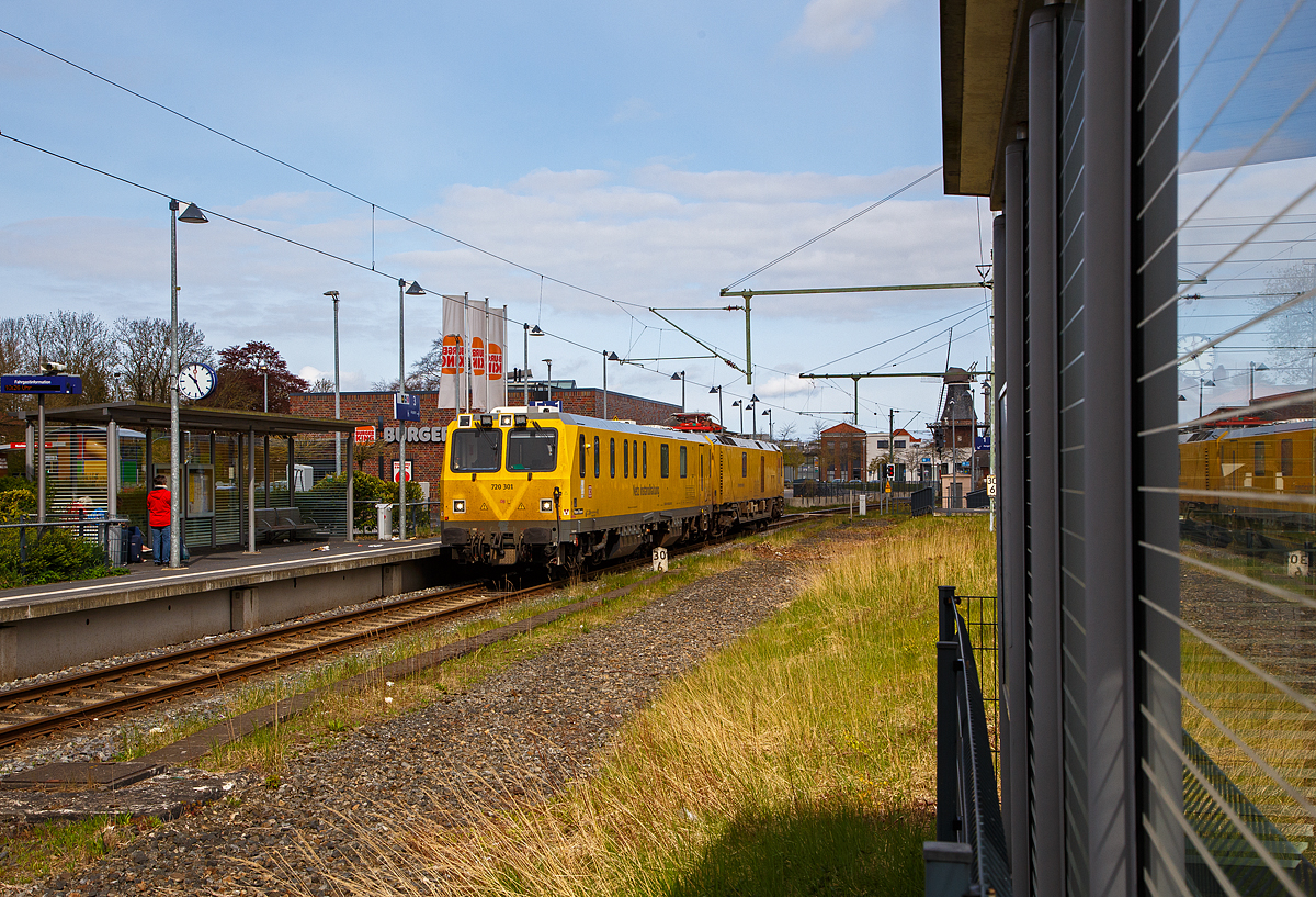 Der Plasser & Theurer Schienenpr�fzug (der Bauart SPZ 3) 719 301 / 720 301 (99 80 9160 004-4-DB / 99 80 9360 006-7 D-DB) der DB Netz AG f�hrt auf Pr�ffahrt am 01.05.2022 von Norddeich Mole kommend durch den Bahnhof Norden in Richtung Emden.

Der Schienenpr�fzug wurde 2015 von Plasser & Theurer in Linz (A) unter der Fabriknummer 6003 (SPZ-STW) und  6047 (SPZ-ATW) gebaut.

Um Sch�den am Oberbau fr�hzeitig zu erkennen, setzt die Deutsche Bahn AG verschiedene Pr�fz�ge der Baureihen 719 und 720 ein. Mittels zweier zerst�rungsfreier Pr�fverfahren werden die Schienen auf Sch�digungen untersucht. Bei der Ultraschallpr�fung k�nnen Materialfehler durch Materialerm�dung innerhalb der Schiene bis zum Schienenfu� erkannt werden. Mit der Wirbelstrompr�fung wird der Schienenkopf gepr�ft. 

Die Schienenpr�fz�ge der BR 719.3/720.3 sind die dritte Messtriebwagengeneration und wurden in modularisierter Bauweise von Plasser & Theurer in Linz (A) gebaut. Sie basiert auf einer ein- und zweiteiligen Messwagenfamilie, die Ende 2012 von der DB Netz AG bestellt wurde. Die Schienenpr�fz�ge sind zweiteilig ausgef�hrt und bestehen aus einem allachsgetriebenen Trieb- (ATW) und einem Steuerwagen (STW). Beide Wagen sind jeweils 23 Meter lang. Der ATW hat ein Eigengewicht von 81 t, der STW 67 t. Der Triebzug hat eine H�chstgeschwindigkeit von 140 km/h. Der Einsatz auf Steilstrecken der DB Netz AG ist bis 55 ‰ genehmigt.

Unter dem Bodenrahmen des Steuerwagens sind, zwischen den beiden Drehgestellen, ein absenkbarer Messwagen und zwei Wasserbeh�lter f�r die ZfP-Sensorik aufgeh�ngt. Auf dem Dach des Triebwagens sitzt ein Messstromabnehmer. Als Antrieb dienen zwei Deutz-Dieselmotoren. Im hinteren Teil des Triebwagens gibt es eine klimatisierte K�che mit Mikrowelle, Herd, Sp�le, Tisch und Sitzecke mit Wifi sowie eine Toilette. Im Steuerwagen sind neben dem Beobachtungsstand mit neun Monitoren eine Werkstatt mit Ersatzteillager und Kalibrierger�ten, Schaltschr�nke mit Messtechnik, vier Schlafabteile und der F�hrerstand 1 untergebracht. Die Ultraschall- und Wirbelstrommesstechnik wurde von der Firma PLR Magdeburg geliefert.