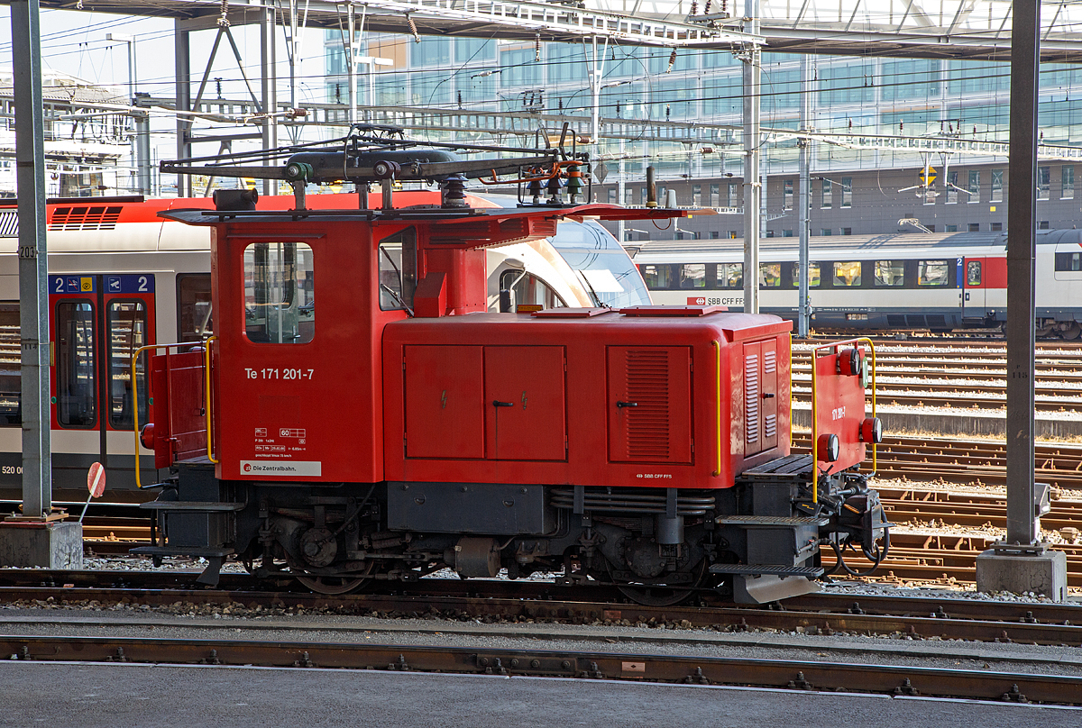 
Der Rangiertraktor  Te 171 201-7 (ex SBB Te III - 201) der zb (Zentralbahn) abgestellt am 25.09.2016  im Bahnhof Luzern.

Die Te III wurde 1959 von der SLM (Schweizerische Lokomotiv- und Maschinenfabrik, Winterthur) unter der Fabriknummer 4397 gebaut, der elektrische Teil ist von der MF Oelikon (Zürich).

Technische Daten der Te 171: 
Spurweite: 1.000 mm 
Länge über Puffer:  6.05 m
Achsfolge: Bo
Höchstgeschwindigkeit: 60 km/h (geschleppt 75 km/h)
Gewicht:  26.0 t  
