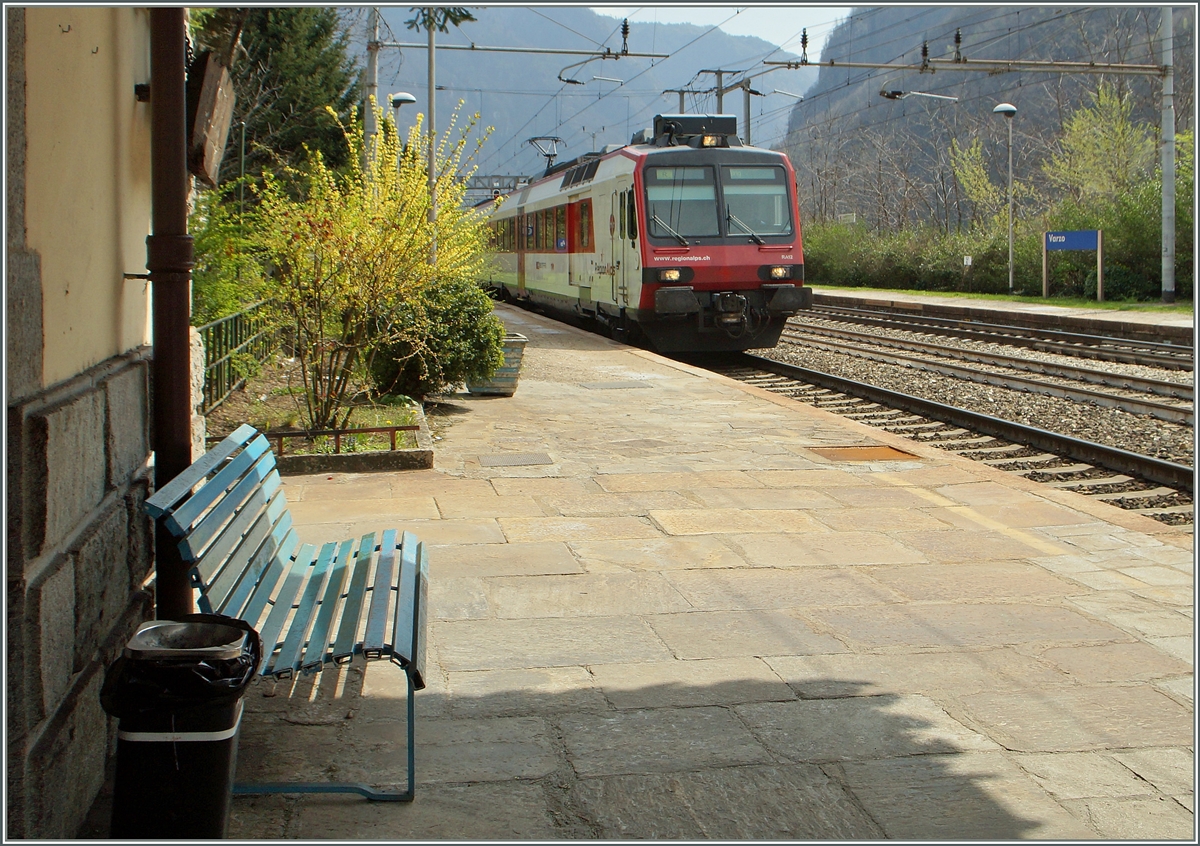 Der Regionalzug 6372 erreicht Varzo. 
11. April 2015