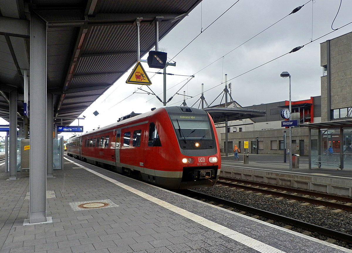 
Der  RegioSwinger  Dieseltriebwagen mit Neigetechnik 612 622 / 612 122 der DB Regio ist am 05.05.2013, als RE 25  Lahntalexpress  (Gießen - Wetzlar - Limburg/Lahn - Koblenz Hbf) in den Bahnhof Wetzlar eingefahren.