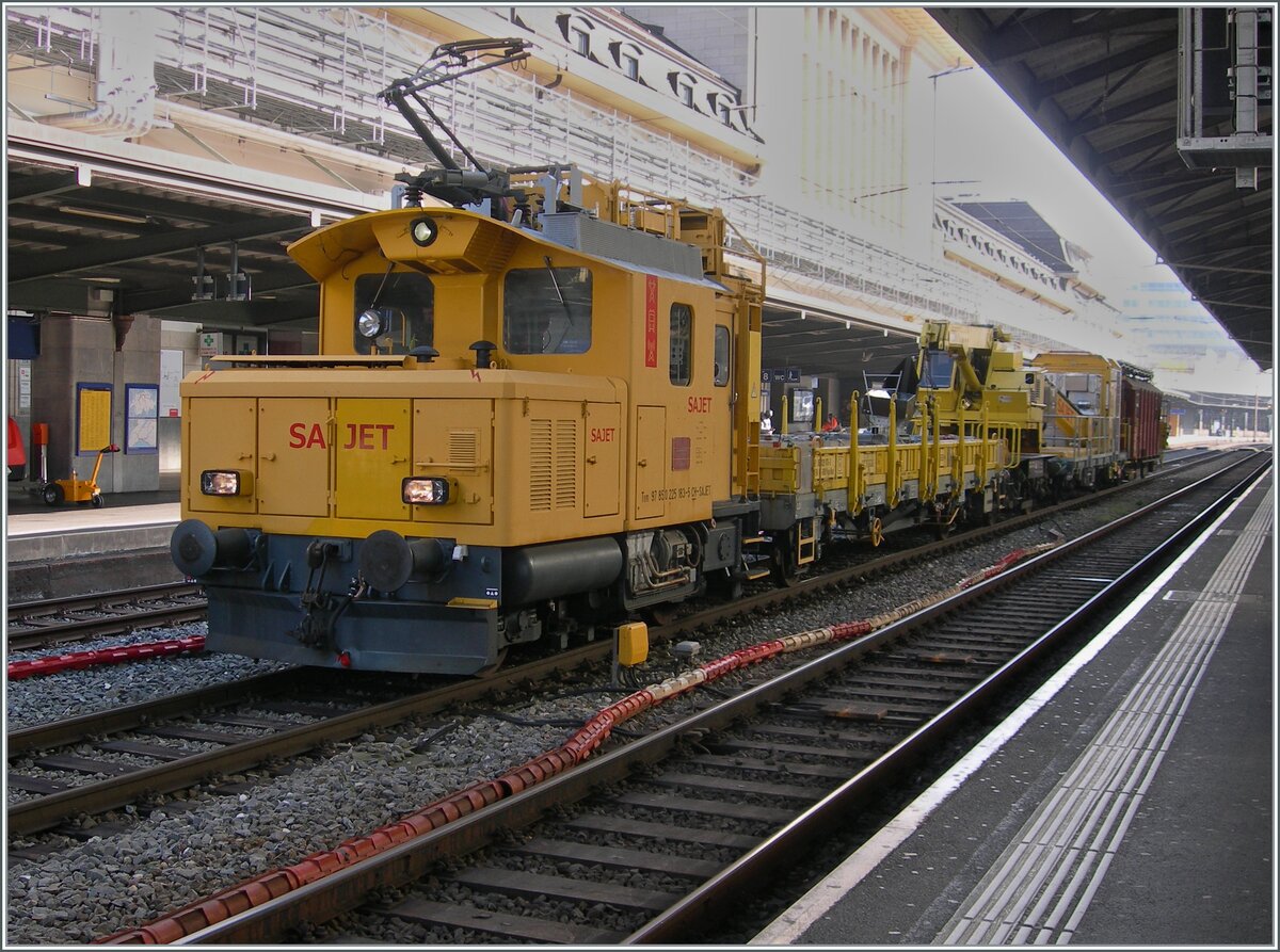Der Sajet Tem 97 850 225 183-5 CH-SAJET wartet in Lausanne mit seinem Bauzug auf die baldige Abfahrt. 

4. März 2025