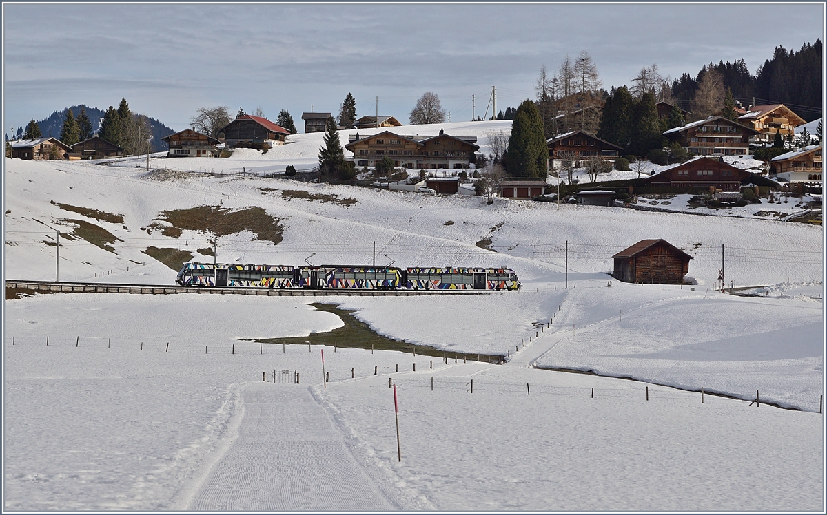Der von Sarah Morris gestaltete Lenkerpendel  Monarch , bestehend aus ABt 341, Be 4/4 5001 und Bt 241, auf der Fahrt von Zweisimmen nach Gstaad kurz nach Schönried. 

10. Jan. 2018