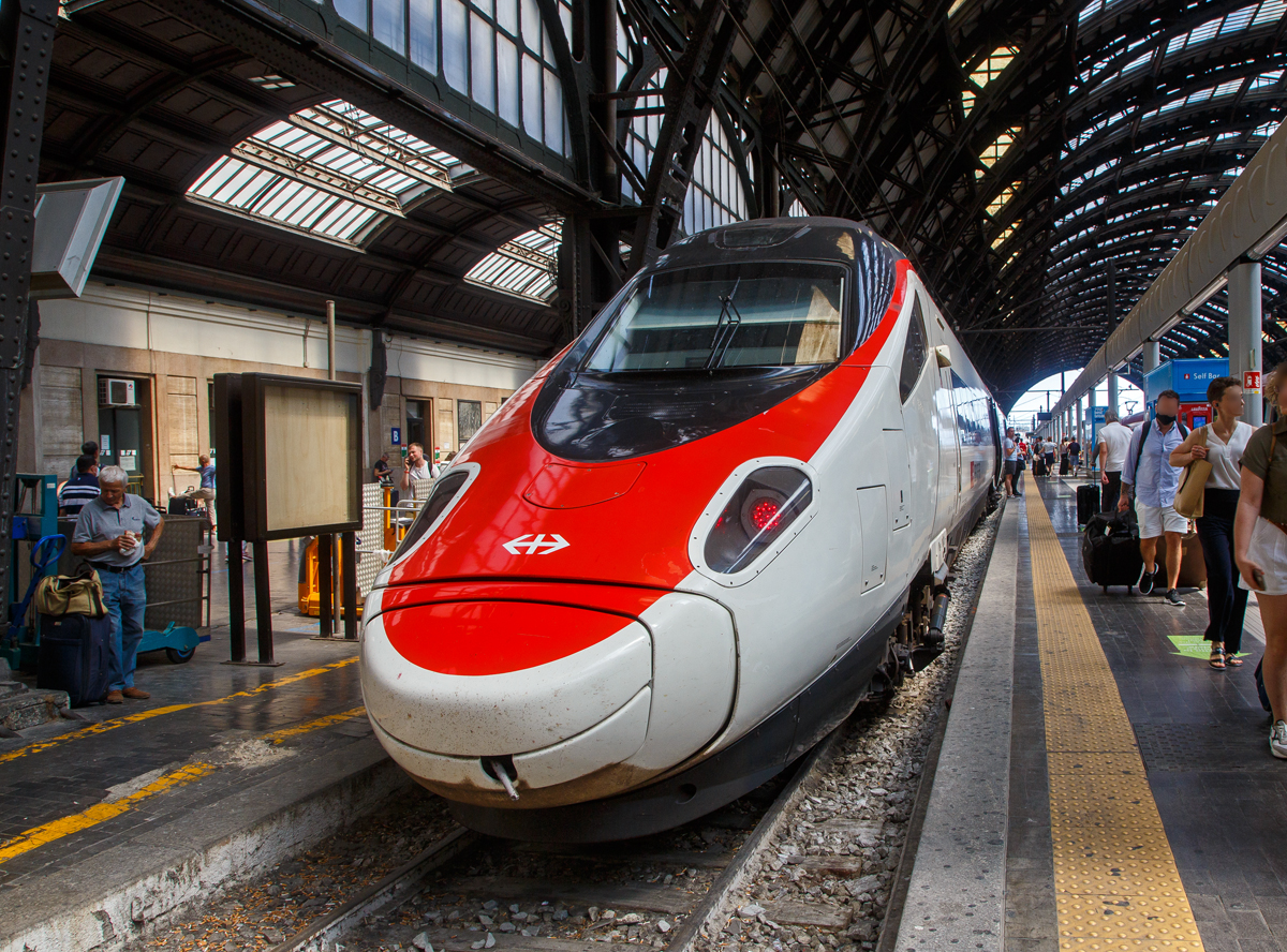 Der SBB “Astoro” RABe 503 013  „Valais  Wallis“ (93 85 0 503 013-1 CH-SBB), ein SBB ETR 610 der 2.Serie, hat am 12.07.2022 als EC 37 (Geneve - Milano Centrale - Venezia Santa Lucia) den Bahnhof Milano Centrale (Mailand Hbf) erreicht. 
Uns hatte er pünktlich von Domodossola nach Mailend gebracht, nun steht er zur Weiterfahrt nach Venezia Santa Lucia (Venedig) bereit.
