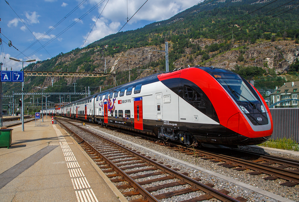 
Der SBB RABDe 502  - 94 84 0 502 015-6 CH-SBB als IR 90 am 06.08.2019 Brig, wohl aber eher noch auf Probefahrt, denn er fuhr so gleich in den Abstellbereich. 

Die SBB RABDe 502 für den InterCity-Verkehr und die SBB RABe 502 für den InterRegio-Verkehr sind doppelstöckige Triebzüge für den Fernverkehr der Schweizerischen Bundesbahnen (SBB) des Herstellers Bombardier Transportation. Von der SBB als FV-Dosto und vom Hersteller Bombardier Twindexx Swiss Express (wobei sich dieser mehr eingeprägt hat) bezeichneten Züge basieren auf der Plattform Bombardier Twindexx. Die ersten Züge hätten ab 2013 geliefert werden sollen. Nach mehr als vier Jahren Verzögerung kamen sie ab 2018 schrittweise zum Einsatz. 
Es existieren drei Varianten:
RABDe 502.0, IC-Version,  achtteilig,  200 m lang (mit Speisewagen);
RABe 502.2, IR-Version,  achtteilig,  200 m lang (ohne Speisewagen) und
RABe 502.4, IR-Version,  vierteilig,  100 m lang
Der große Unterschied zwischen den RABDe 502.0 und den RABe 502.2 liegt darin dass der RABDe 502.0 einen Speisewagen führt und auch 80 Sitzplätze weniger hat.

Vom Weiten sind die RABDe 502.0, IC-Version, daran zu erkennen, dass der fünfte Wagen  (Speisewagen) im Bereich der Oberstockfester „rot“ lackiert sind.

Grundlegende Daten und Ausstattung
Alle Züge sind per Design ausgelegt für eine Geschwindigkeit von 230 km/h, zugelassen werden sie für eine Höchstgeschwindigkeit von 200 km/h. 
Für den InterRegio-Verkehr sind vorgesehen: 
9 Exemplare in der Version IR 100, einem vierteiligen Triebzug mit 100 Meter Länge mit 330 Sitzplätzen, sowie
30 Exemplare als achtteilige, 200 Meter lange Version IR 200 mit 682 Sitzplätzen.
Für den Intercity-Verkehr sind  23 Exemplare als Version IC 200, gleichfalls 200 Meter lang und mit acht Wagen, von denen einer ein Speisewagen ist. Dieser Zug bietet 606 Sitzplätze.

Einbauten sind in allen Versionen Businessabteile, elektronische Sitzplatzreservierung und Videoüberwachung. Zudem sind die Personenwagen wenig druckanfällig, da die Fahrzeuge auch in Deutschland fahren sollen und nach einschlägigen deutschen Normen gebaut und auch zugelassen werden. Vor allem im IC 200 enthalten sind ein großes Restaurant und ein Familienwagen. Auch die Toiletten sind grösser und pro Zug ist mindestens ein Wickeltisch enthalten.

Antriebstechnik
Der Bombardier Twindexx Swiss Express hat ein verteiltes Antriebssystem, in dem entweder sechs oder zwölf Fahrmotoren in den Drehgestellen der vier- oder achtteiligen Einheiten zum Einsatz kommen. Je sechs von acht Wagen bzw. drei von vier Wagen des Zuges sind angetrieben und somit sind es Triebzüge. Dies ist ein wesentlicher Unterschied zur Schwesterplattform Twindexx Vario (der DB), bei der antriebslose Doppelstockmittelwagen mit endständigen Doppelstocktriebwagen gekuppelt werden. 
Im Vergleich zu einem gleich langen Zug aus IC2000-Wagen und einer Re 460 Lokomotive soll das Antriebssystem wegen der eingebauten Synchronmotoren mit Permanentmagneten rund zehn Prozent weniger Energie verbrauchen.

Wankkompensation
Gegenüber anderen Doppelstock-Triebzügen zeichnet sich der Twindexx Swiss Express aber vor allem durch eine Variante der Neigetechnik, genannt WAKO (aktive Wank-Kompensation), aus. Diese Wankkompensation soll verhindern, dass sich der Wagenkasten in Bögen nach außen neigt, und so höhere Geschwindigkeiten in Kurven erlauben. Im Gegensatz zu aktiver Neigetechnik, die bis zu 8° Neigung erlaubt, sind es hier nur 2°. Im Vergleich zu einem sich im Bogen nach außen neigenden Doppelstockwagen ergibt sich somit ein Unterschied von bis zu 4°. Im Gegensatz zu aktiven Systemen soll die WAKO aufgrund der geringeren technischen Komplexität des Systems sehr ausfallsicher sein. Mit der Wankkompensation können, je nach Überhöhung Bögen ca. 9 bis 15 Prozent schneller durchfahren werden. Dazu wurde eine neue Geschwindigkeitsreihe „W“ eingeführt, die zwischen den Geschwindigkeitsreihen „R“ (für konventionelle Züge) und „N“ (Neigezüge) liegt.

Der Zug soll mittels WAKO, guter Beschleunigung sowie kleineren baulichen Maßnahmen die Fahrzeit der Strecke Bern–Lausanne von momentanen 66 Minuten auf unter 60 reduzieren, was in Lausanne die Einrichtung eines Taktknotens zur vollen und halben Stunde erlaubt.

Sollte sich die Technik jedoch nicht einsetzen lassen, können die Züge weiterhin ohne Wankkompensation verkehren. Als Vertragsstrafe müsste der Hersteller Bombardier die SBB mit bis zu 100 Millionen Franken entschädigen.

TECHNISCHE DATEN der RABDe 502  
Nummerierung: 502 001–502 023
Anzahl: 23 
Hersteller: 	Bombardier Transportation, Werke Villeneuve (CH) und Görlitz (D)
Spurweite: 	1.435 mm (Normalspur)
Achsformel:  2’Bo’+2’Bo’+2’2’+2’2’+Bo’2’+Bo’2’+Bo’2’+Bo’2’
Länge über Kupplung: 200.600 mm
Höhe: 4.590 mm
Breite: 2.000 mm
Achsabstand im Drehgestell: 2.500 mm
Leergewicht: 453 t
Dienstgewicht: 539 t 
Radsatzfahrmasse: 18 t 
Höchstgeschwindigkeit: 200 km/h
Kurzzeitleistung: 7.500 kW
Anfahrzugkraft: 	482 kN
Beschleunigung: 0,85 m/s²
Stromsystem:  15 kV 16,7 Hz
Anzahl der Fahrmotoren: 12 (Synchronmotoren mit Permanentmagnet)
Sitzplätze: 	606, davon 176 (1. Klasse), 401 (2. Klasse) und 29 (Speisewagen)
