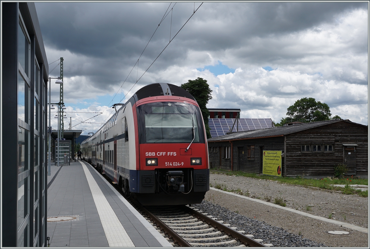 Der SBB RABe 514 24-9 wartet in Thayngen auf die Abfahrt als S24 nach Zug.
17. Juni 2016