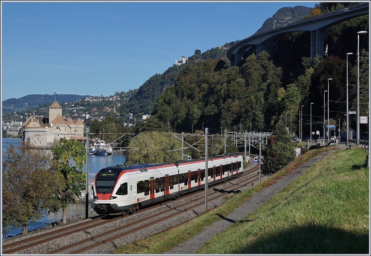 Der SBB RABe 523 030 fährt als S3 kurz nach Villeneuve in Richtung Allaman.

11. Okt. 2019
