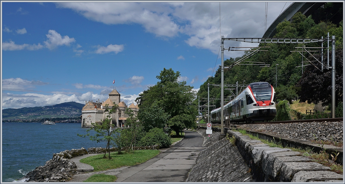 Der SBB RABe 523 058 ist als S3 nach Allaman unterwegs und wird in Kürze hinter dem Château de Chillon (links im Bild) durchfahren. 

29. Juni 2020