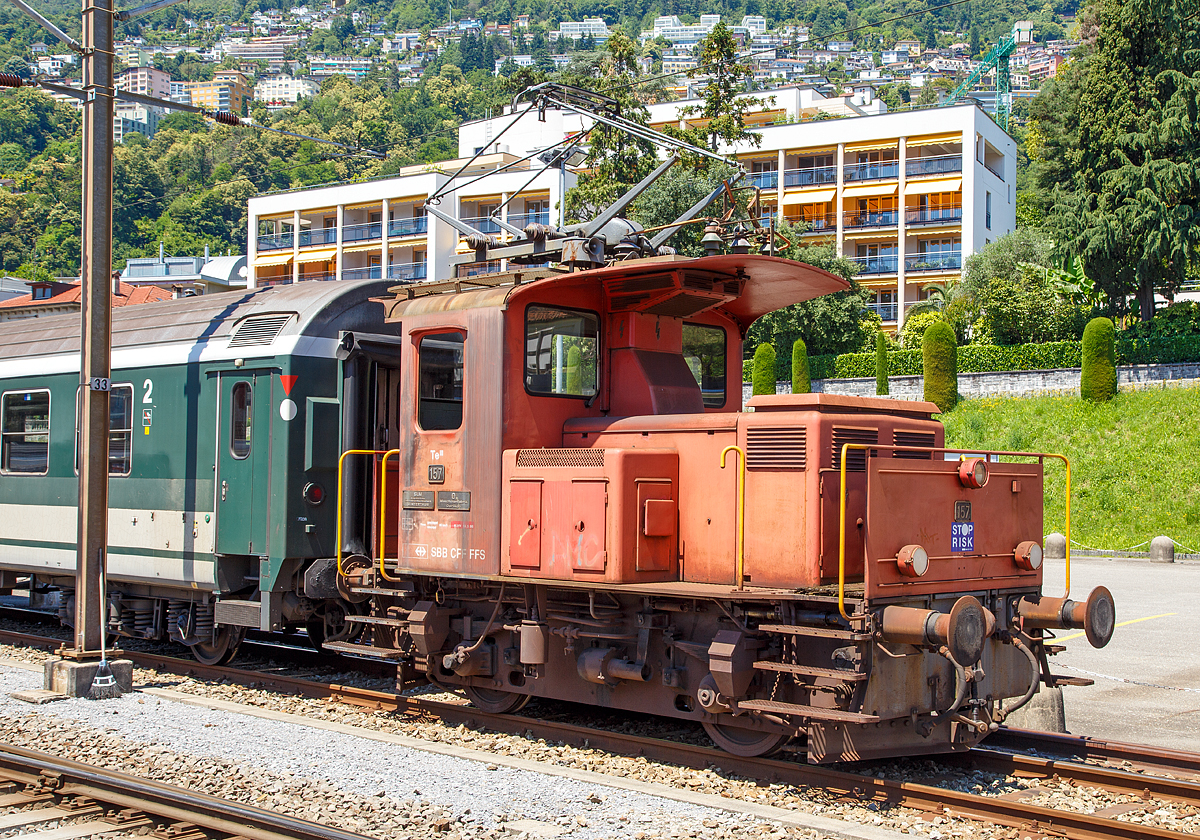 Der SBB Rangiertraktor Te III 157 (97 85 3213 157 CH-SBB) am 22.08.2016 im Bahnhof Locarno . 

Der Te 2/2 III 157 wurde 1965 von SLM (Schweizerische Lokomotiv- und Maschinenfabrik) unter der Fabriknummer 4540 gebaut, der elektrische Teil ist von MFO (Maschinenfabrik Oerlikon).  

Mitte der 1960er Jahre lieferten die SLM und MFO insgesamt 41 dieser Te 2/2 Rangiertraktoren der Leistungsklasse III an die SBB . Sie waren für den Einsatz an größeren Stationen mit hauptsächlich elektrifizierten Anschlussgleisen vorgesehen.  Gegenüber den Te III mit Kuppelstangenantrieb aus den 1940er Jahren hatten diese nun Einzelachsantrieb. Heute gibt es nur noch drei dieser Te III bei der SBB. Neben der 176 noch die 157 welche sie auch in Locarno befindet und die 144 die sich in der Regel in Genf befindet. 

Technische Daten:
Spurweite: 1.435 mm (Normalspur)
Achsformel: Bo´
Länge über Puffer:  6.640 mm
Leistung:  245 kW / 680 PS
Gewicht:  28 t  
Höchstgeschwindigkeit:  60 km/h (geschleppt 65 km/h)
Stromsysteme:  15 kV 16.7 Hz
