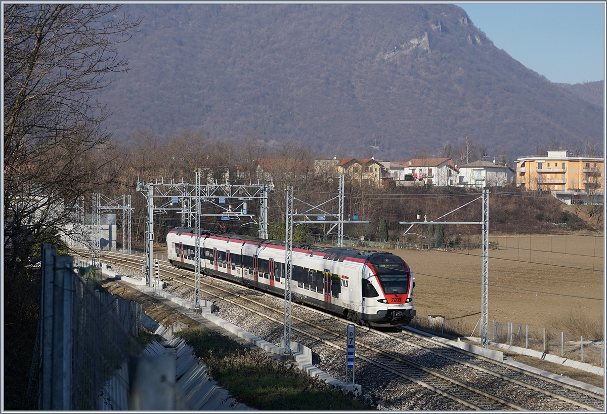 Der SBB TILO RABe 524 008 als S 40 auf dem Weg nach Como S Giovanni auf der vollständig restaurierten und ausgebauten Streckenabschnitt kurz nach Arcisate. Kurz darauf verzweigt sich die Strecken in den Ast nach Porto Ceresio und die Neubaustrecke nach Stabio.

5. Jan. 2019
