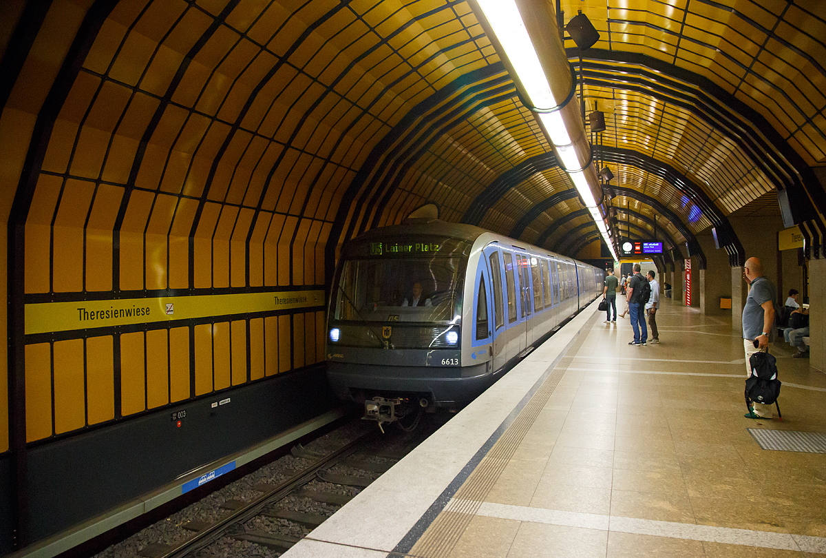 
Der sechsteilige U-Bahn-Triebzug vom Typ MVG C1.10, bestehend aus den TW 6613/8613/8663/8763/8713/7613 erreicht am 16.06.2018 die Station Theresienwiese (München). 

Der Triebzug wurde 2005 von Siemens (Generalunternehmer) und Bombardier (Wagenkästen und Laufwerke) gebaut.

Die MVG Baureihe C ist momentan die jüngste eingesetzte Fahrzeuggeneration bei der Münchner U-Bahn. Die ab dem Jahr 2000 gebauten Fahrzeuge weichen von dem bisherigen Prinzip des Doppeltriebwagens ab und bilden erstmals eine durchgehende Einheit. Dadurch ist der Zug durchgängig einsehbar, was neben dem erhöhten Platzangebot auch ein Gefühl der subjektiven Sicherheit geben soll.

Der Aufbau der C-Wagen erinnert stark an die H-Wagen der Berliner U-Bahn. Ebenfalls wie diese ist das Fahrzeug allachsangetrieben und in je sechs Wagen, zwei Kopf- und vier Mittelwagen unterteilt. Insgesamt ist ein C-Zug daher einschließlich der Kupplungen 113,98 Meter lang, 2,90 Meter breit und 3,55 Meter hoch. Er hat ein Leergewicht von 164 Tonnen und erreicht mit seinen 2.400 kW (3250 PS) Leistung innerhalb von etwa 25 Sekunden seine Höchstgeschwindigkeit von 80 km/h.