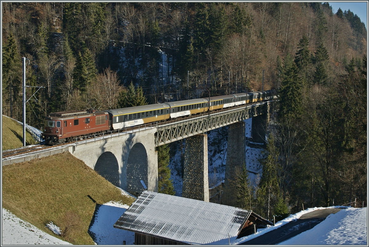 Der Simmentaler Klassiker noch kurz vor Torschluss: Die BLS Re 4/4 193  Grenchen  mit dem RE  Goldenpass  3118 (Montreux) - Zweisimmen - Interlaken (Luzern) kurz vor Weisenburg. Auch hier ein liebes Dankeschön geht an Simon für den Fotostellen-Tipp. 5. Dez. 2013
