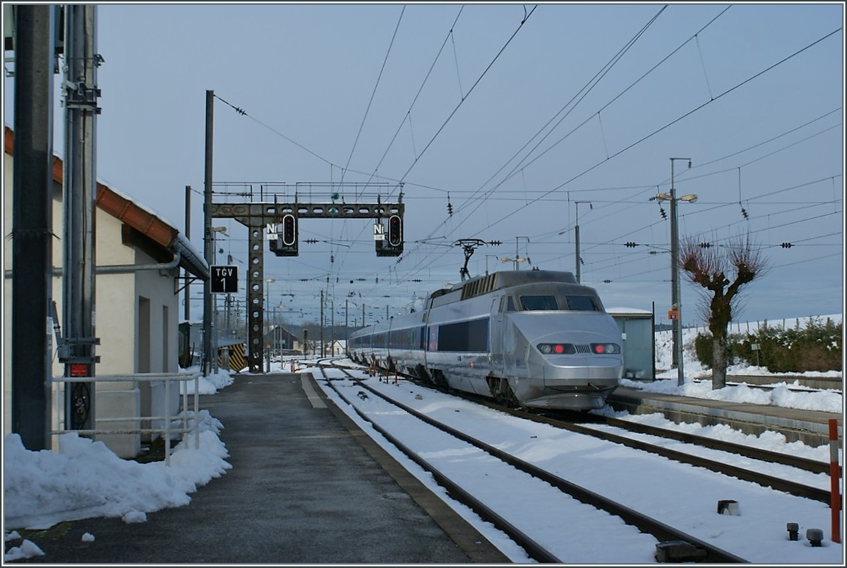 Der SNCF / SBB TGV 112  Ligne de Coeur  der Vorgängergesellschaft von  Lyria , verlässt Frasne in Richtung Paris Gare de Lyon. 

2. April 2010