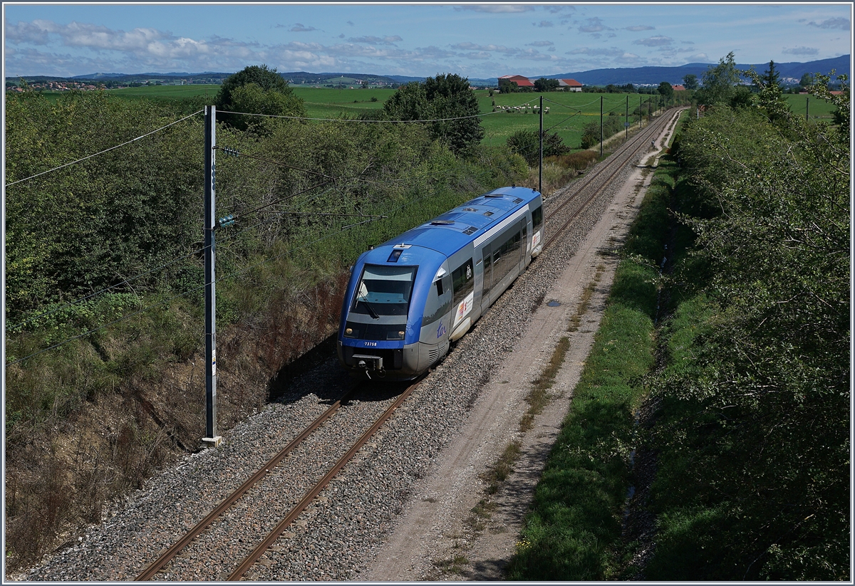 Der SNCF X 73758 auf der Fahrt als Leermaterialzug von Pontarlier nach Dole kurz nach nach La Rivière-Drugeon. 

21. August 2019