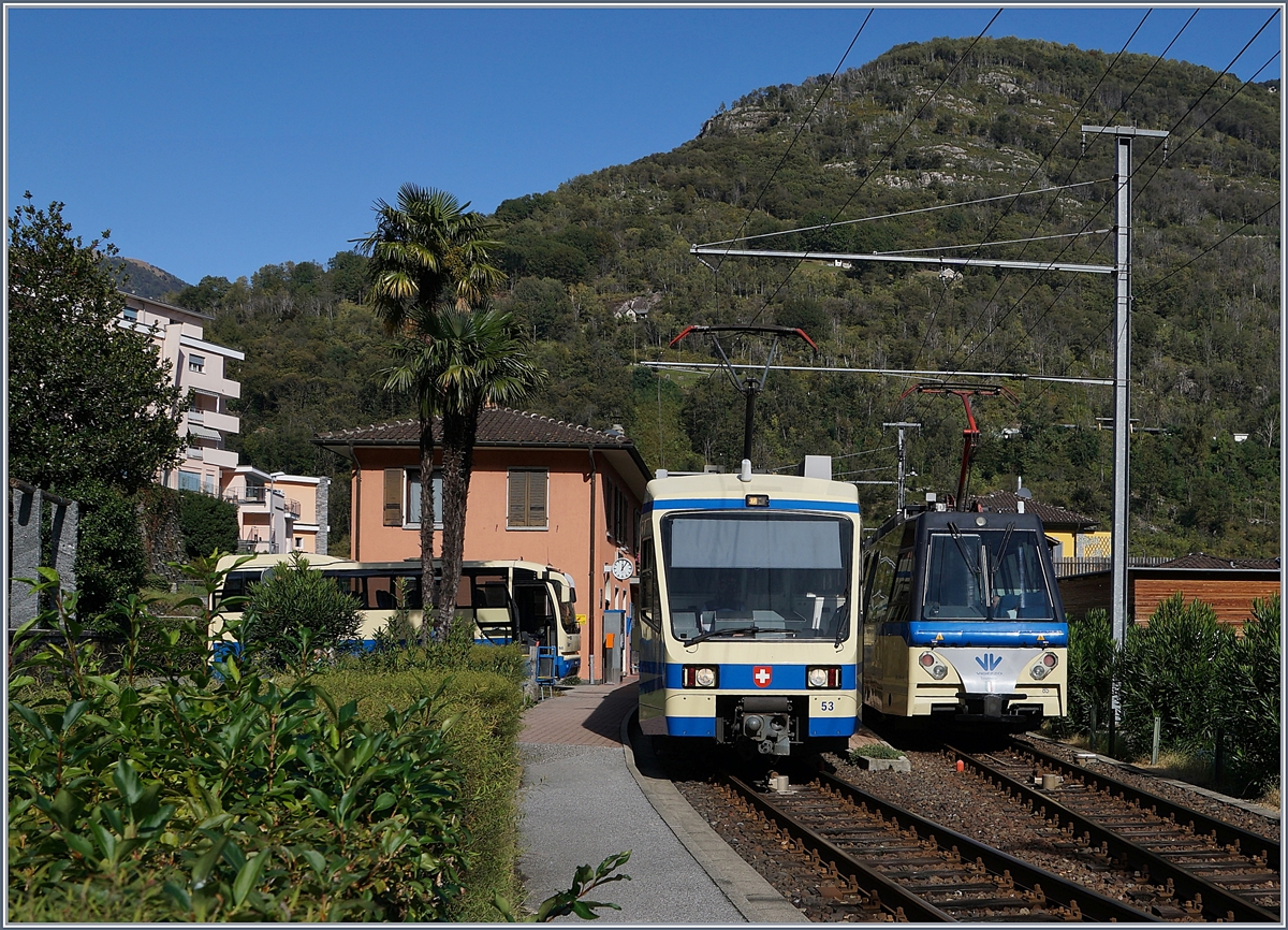 Der SSIF der ABe 12/16 (ABe/P/Be/Be) N� 85  Trontano , als SSIF Treno Panoramico 43 von Domodossola nach Locarno unterwegs, kreuzt in Intagna den FART ABe 4/6 53, der als Regionalzug 310 von Locarno nach Camedo f�hrt. 

10. Okt. 2019