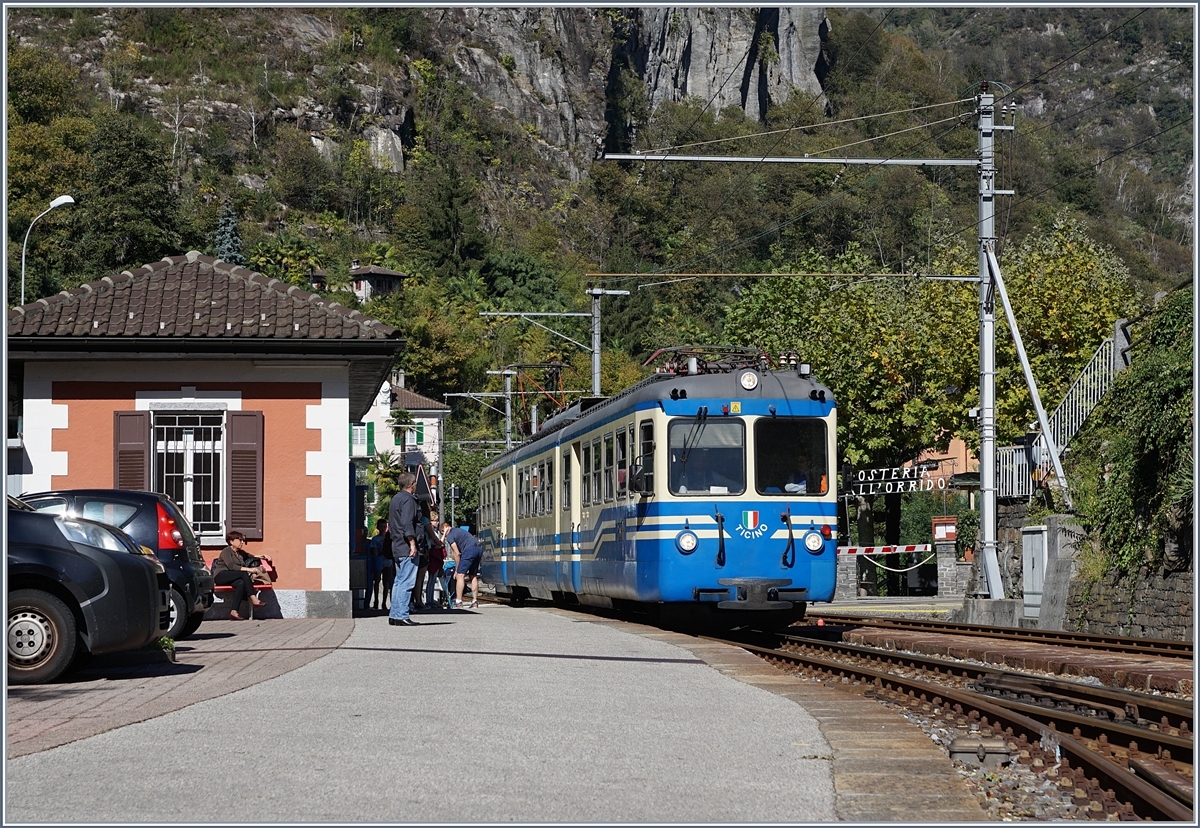 Der SSIF ABe 8/8 22 Ticino als Regionalzug Camedo - Locarno beim Halt in Ponte Brolla.
2. Okt. 2018