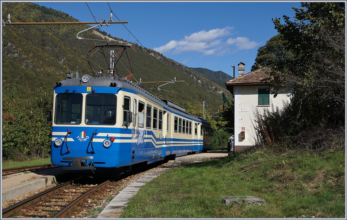 Der SSIF ABe 8/8 22  Ticino  ist als Regionalzug 763 von Domodossola nach Folsogno-Dissimo unterwegs und wartet in Verigo einen Gegenzug ab.

10. Okt. 2019
