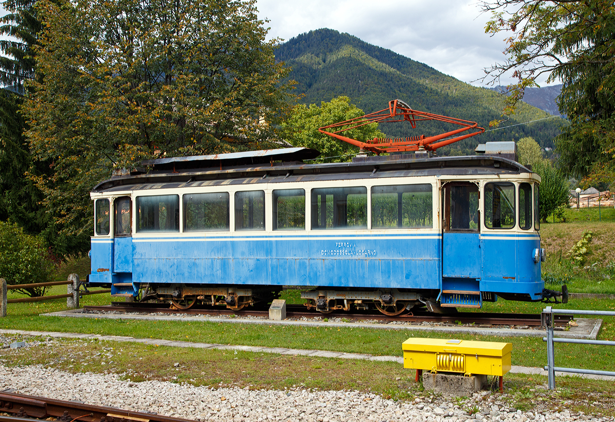 Der SSiF Ce 2/4 Nr.4 Denkmal-Triebwagen  ( ex FRT, ex TLo, ex.RhSt.Ce 2/4 Nr.11) am 15.09.2017 in Santa Maria Maggiore. Der Triebwagen wurde 1911 von MAN/MFO f�r die Strassenbahn Altst�tten–Berneck (RhSt.) als Ce 2/4 Nr.11 gebaut, 1946 wurde er von der Tram Locarno (Tramvie Elettriche Locarnesi (TLo)), zusammen mit dem Triebwagen 12, L�bernommen.  Nach der Einstellung des Trambetriebes Locarno im Jahre 1960 gelangten die beiden Triebwagen Ce 2/4 4 und Ce 2/4 5 zur SSIF nach Domodossola. Der Triebwagen 4 ist seit den Neunzigerjahren beim Bahnhof Santa Maria Maggiore als Denkmal aufgestellt und der Triebwagen 5 wurde vom Museum Ogliari in Ranco �bernommen.  SSIF ist die Abk�rzung der Societ� subalpina di imprese ferroviarie,die sich auch Ferrovia Vigezzina nennt. 