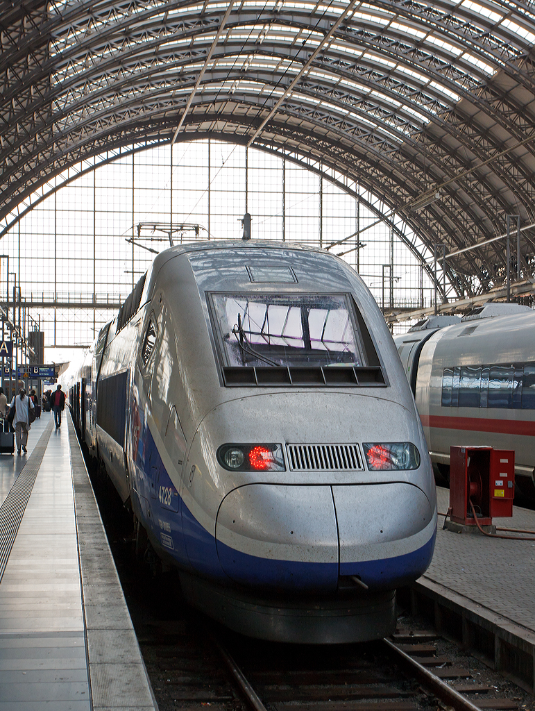 Der TGV 9580 (Frankfurt am Main - Mannheim - Karlsruhe - Stra�burg - Lyon - Marseille-St-Charles) steht am 27.08.2014 zur Abfahrt im Hauptbahnhof Frankfurt am Main bereit. Hier ist es der Triebzug TGV 4728, am Schlu� mit dem Triebkopf TGV 310055. 

Dieser TGV Euroduplex (TGV 2N2) ben�tigt ca. 1.000 km lange Strecke eine Fahrzeit von ca. 7 3/4 Stunden. 