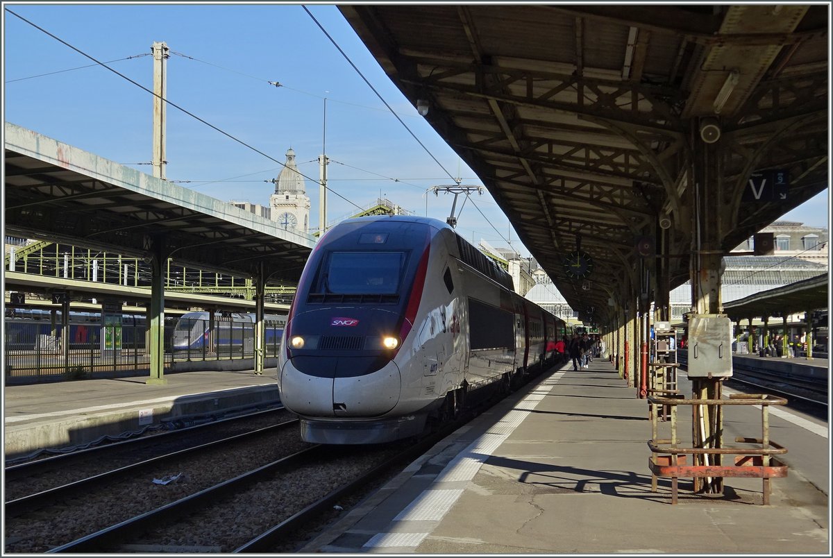 Der TGV Lyria 9765 wartet in Paris Gare  de Lyon auf die Abfahrt nach Genève, und der TGV  wird sein Ziel nach genau 2 Stunden und 56 Minuten ohne Halt pünktlich erreichen.
29. April 2016