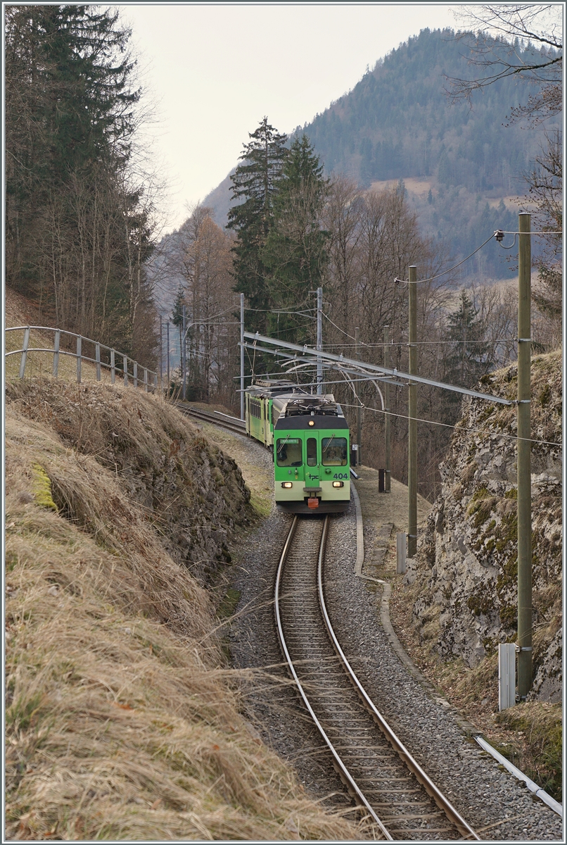 Der TPC ASD BDe 4/4 404 mit Bt (ex BLT) und dem BDe 4/4 404 sind kurz vor Les Planches (Aigle) als Regio 71 440 auf der Fahrt von Aigle nach Les Diablerets.

17. Februar 2024