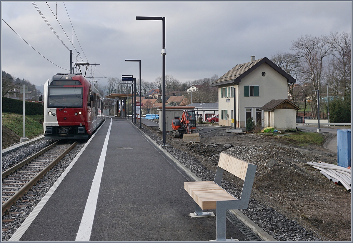 Der TPF ABe 2/4 + B + Be 2/4 (Stadler SURF) 102 im ebenfalls neu gestalteten  Bahnhof  von Remaufens.

28. Dez. 2019