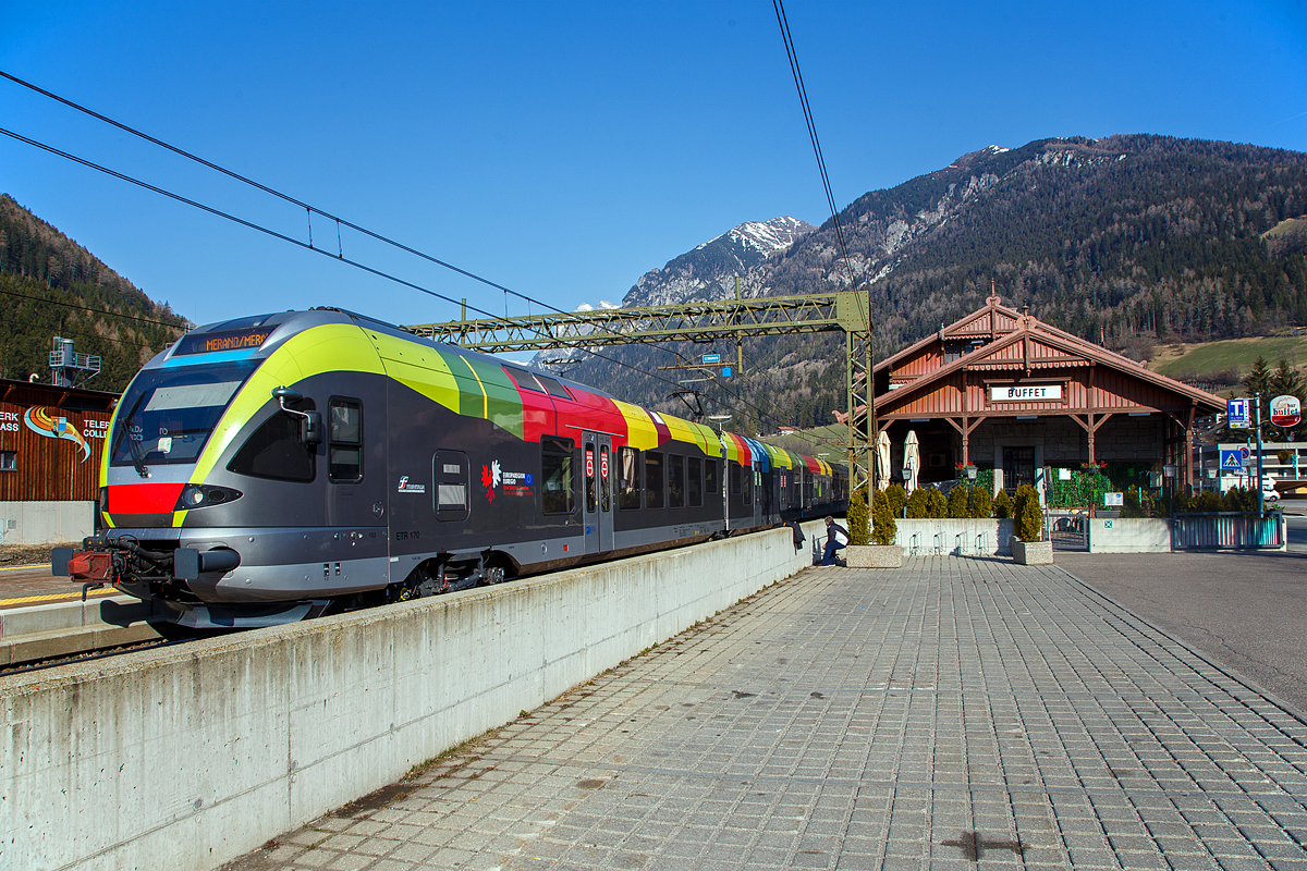 Der Trenitalia ETR 170 103, ein sechsteiliger Stadler FLIRT (MS für I / A) hat am 27.03.2022, als Regionalzug von Brenner/Brennero via Bozen/Bolzano nach Meran/Merano, den Bahnhof Gossensaß/Colle Isarco erreicht.

Diese sechsteiligen Elektrotriebzüge vom Typ Stadler FLIRT wurden für den grenzüberschreitenden Verkehr zwischen Italien und Österreich konzipiert. Die 160 km/h schnellen Züge werden auf den Linien Meran-Bozen-Brenner, Unterland Trento-Ala und Franzensfeste-Innichen-Lienz (Pustertal) eingesetzt. Die aktuelle Flotte besteht derzeit aus 25 FLIRTs. Sie sollen auch noch im Vinschgau (Meran-Mals), unter 25 kV 50 Hz, eingesetzt werden. Sie sind mit dem Zugsicherungssystem ETCS ausgestattet. Die Flachbautechnik ermöglicht den direkten Einstieg ohne Podest. Der klimatisierte Innenraum und das offene und transparente Design machen die Reise mit angenehm für die Passagiere. Ein modernes Informationssystem versorgt die Fahrgäste mit allen notwendigen Informationen, sie sind zudem mit WLAN ausgestattet.

TECHNISCHE DATEN:
Bezeichnungen: ETR 170 (6-Teiler)
Spurweite:  1.435 mm (Normalspur)
Achsformel: Bo’ 2’2’2’2’2’ Bo’
Länge über kupplung:106.578 mm 
Fahrzeugbreite: 2.800 mm
Fahrzeughöhe: 4.150 mm
Achsabstand in den Drehgestellen: 2.700 mm
Treibraddurchmesser: 860 mm (neu)
Laufraddurchmesser: 750 mm (neu)
Dauerleistung am Rad: 2.000 kW
Maximale Leistung am Rad: 2.600 kW
Stromsysteme: 15kV/16,7Hz; 25kV/50Hz; 3kV DC 
Anfahrzugkraft (bis 47 km/h):  200 kN
Höchstgeschwindigkeit: 160 km/h
Beschleunigung:  1,0 m/s²
Anzahl der Türen je Längsseite: 10
Breite der Türen: 1.320 mm
Maximale Sitzplätze: 258