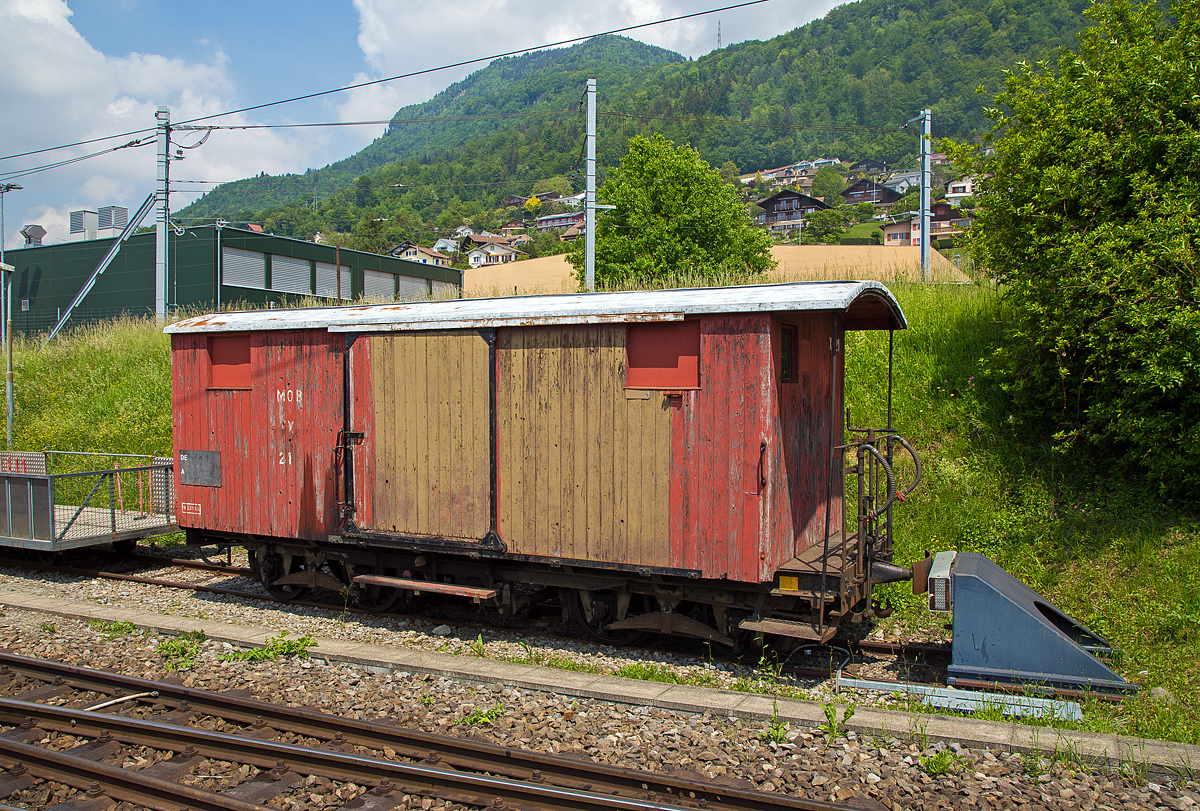 
Der vierachsige Werkstattwagen K 101 (ehem. gedeckter Güterwagen) der Museumsbahn Blonay-Chamby, ex MOB X 21, ex MOB K 101, am 19.05.2018 abgestellt in Blonay.

Der ursprüngliche Wagen wurde 1901 von SIG (Schweizerische Industrie-Gesellschaft) in Neuhausen am Rheinfall für die MOB (Montreux-Berner Oberland-Bahn) gebaut. Die MOB nahm 1901 und 1903 insgesamt je vier offene und gedeckte vierachsige Güterwagen in Betrieb. Ab ging man aber auf Zweiachser über, da diese bei gleicher Wagenlänge zwei Tonnen leichter waren.
	
Die 1964 lief der Wagen als gedeckter Güterwagen K 101, dann erfolgte durch die MOB ein Umbau zum Werkstattwagen X 101 bzw. zum Transportwagen für Krampmaschine (Klein-Stoppmaschine). Die Maschine konnte über ein mobiles Rampengleis ein- und ausgeladen werden. Dafür erhielt der Wagen neben den beidseitigen Schiebetüren, eine zweiflüglige Stirnwandtüre (an Seite ohne Plattform). In den Wintern kam Wagen wie auch der K 103 mit einem angehangen Schneepflug zum Einsatz. Im Jahr 1985 erfolgte die Umzeichnung in X 21. Die Museumsbahn Blonay- Chamby konnte den Wagen 2013 übernehmen.

TECHNISCHE DATEN:
Baujahr: 1901
Hersteller: SIG
Spurweite: 1.000 mm (Meterspur)
Achsanzahl: 4 (Achsfolge 2'2')
Länge über Puffer: 7.670 mm
Breite: 2.700 mm
Drehzapfenabstand: 3.800 mm
Achsabstand im Drehgesell: 1.200 mm
Laufraddurchmesser: 750 mm (neu)
Eigengewicht: 9.520 kg
Nutzlast: 10.000 kg
Ladefläche: 14,0 m²
Höchstgeschwindigkeit: 40 km/h
Achslager : Gleitlager
Bremsen: Vakuumbremse, Handbremse
