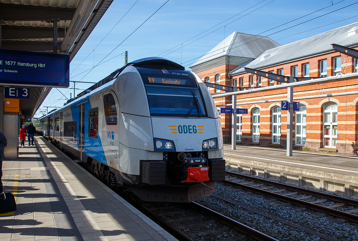 Der vierteilige Elektrotriebzug vom Typ Siemens Desiro MainLine (Desiro ML „CityJet“) 4746 803 / 4746 303 „Hansestadt  Strahlsund“ (A-ODEG 94 81 4746 303-8 / A-ODEG 94 81 4746 803-7) der ODEG - Ostdeutsche Eisenbahn GmbH steht am 14.05.2022 als RE 9 nach Sassnitz im Hbf Rostock zur Abfahrt bereit. Der Triebzug wurde 2019 von der Siemens Mobility GmbH in Krefeld als dreiteiliger ET gebaut, da die sieben Fahrzeuge der ODEG aus der laufenden Produktion f�r die �BB stammen, und sp�ter um je eine 4. Wageneinheit verl�ngert. 

Der Elektrotriebzug Desiro MainLine (Desiro ML) ist ein aus Einzelwagen modular aufgebauter Triebzug aus dem Hause Siemens. Die Fahrzeuge �hneln der deutschen Baureihe 460. Der Fahrgastraum verf�gt �ber eine gesteuerte LED-Beleuchtung, die sich den Tages- und Lichtverh�ltnissen anpasst. Die Frischluftzufuhr wird automatisch in jedem Wagen �ber eine Heizungs-, Klima- und L�ftungsanlage (HKL) mit CO�-Sensoren gem�� der Auslastung reguliert. Separate Mehrzweckbereiche erm�glichen die Mitnahme von 36 Fahrr�dern im Zug. Es besteht ein barriere- bzw. rampenfreier Zugang zum Universal-WC. Alle Einstiege erhalten einen tiefliegenden Schiebetritt und am letzten Einstieg je eine Spalt�berbr�ckung.

Im Jahr 2019 entschloss sich die Ostdeutsche Eisenbahn GmbH zur Beschaffung von Neufahrzeugen im Hinblick auf einen m�glichen Einsatz auf dem Teilnetz Ostseek�ste-Ost der Verkehrsgesellschaft Mecklenburg-Vorpommern. Hierzu bestellte Alpha Trains bei Siemens Mobility sieben vierteilige Desiro-ML-Triebz�ge, die an die ODEG verleast wurden. Gem�� Angaben der �sterreichischen Bundesbahnen erfolgte im Jahr 2019 eine gemeinsame Bestellung, durch den Auftrag der ODEG spare die �BB bei ihrer Bestellung von 24 Triebz�gen einen siebenstelligen Euro-Betrag. Damit die ODEG den Betrieb der Regionalexpresslinien ab 15. Dezember 2019 sicherstellen konnte, wurde im Gegenzug eine Vermietung von sechs �BB-Triebwagen der Baureihe 4746 an die ODEG f�r vier Monate vereinbart. Dies betraf die Triebz�ge 4746 051 bis 056.

Der erste Triebzug durchlief im Dezember 2019 die Inbetriebsetzungsphase. Der erste Triebwagen der ODEG wurde Ende Januar 2020 abgenommen und ging kurz danach in den Fahrgasteinsatz. Da die Fahrzeuge aus der laufenden Produktion f�r die �BB stammen, wurden sie zun�chst dreiteilig ausgeliefert, die Verl�ngerung auf vier Wagen wurde 2021/2022 durchgef�hrt. Die Triebz�ge haben wie alle Fahrzeuge der Baureihe 4746 eine Ausstattung f�r den Betrieb unter 25 kV, 50 Hz ~ und 15 kV, 16,7 Hz ~ erhalten.

Die Ausstattung der Innenr�ume entspricht jenem der �BB-Einheiten. Die Sitze des Typs Borcad GENIO sind hierbei jedoch einfarbig in grau gehalten.

Die Reihen 4744 und 4746 der �BB - �sterreichischen Bundesbahnen und der Raaberbahn sowie die Baureihe 4746 der ODEG - Ostdeutschen Eisenbahn sind elektrische Triebwagen, die seit Dezember 2015 vom Hersteller Siemens Mobility ausgeliefert werden. Sie wurden auch unter dem Namen �BB Cityjet bzw. Raaberbahn Ventus bekannt. Obwohl die Z�ge von unterschiedlichen Eisenbahnverkehrsunternehmen betrieben werden, sind sie innerhalb ihrer Reihe exakt baugleich. 

Die Reihe 4744 wurde f�r den Regionalverkehr und S-Bahn-Systeme au�erhalb von Wien und die Reihe 4746 f�r den Betrieb bei der S-Bahn Wien entwickelt, letztere weist pro Seite zwei T�ren mehr auf. Obwohl f�r den Einsatz in Deutschland bestimmt, geh�ren auch die von der ODEG geleasten Triebz�ge der Baureihe 4746 an und sind in �sterreich registriert.

TECHNISCHE DATEN:
Spurweite:1.435 mm
Achsfolge: Bo‘Bo‘+2‘2‘+2‘2‘+Bo‘Bo‘
L�nge (�ber Kupplung): 101.428 mm
Drehzapfenabstand: 16.240 mm
Achsabstand im Drehgestell: 2.300 mm
Antriebsleistung: 2.600 kW 
H�chstgeschwindigkeit: 160 km/h 
Eigengewicht: 184 t
Anfahrbeschleunigung1,0 m/s� (0.77 m/s� im Batterie-Modus)
Stromsystem: 15 kV 16,7 Hz AC / 25 kV, 50 Hz AC
Fu�bodenh�he: 600 mm
Fahrgastkapazit�t: 324 Sitzpl�tze, 335 Stehpl�tze, 36 Fahrradstellpl�tze 
Max. Achslast: kleiner 17 t