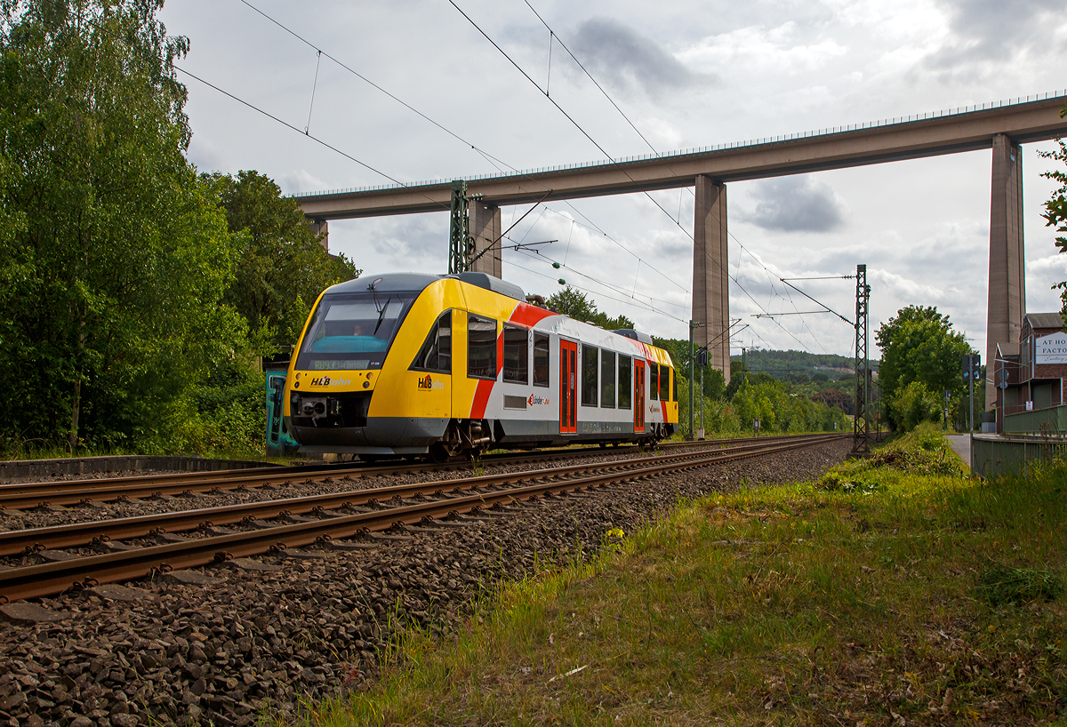 
Der VT 209 ABp (95 80 0640 109-4 D-HEB) ein Alstom Coradia LINT 27 der HLB (Hessische Landesbahn) hat am 23.05.2020 den Bahnhof Eiserfeld verlassen und fährt weiter in Richtung Siegen. Er fährt als als RB 93  Rothaarbahn  die Verbindung Betzdorf - Siegen - Kreuztal - Erndtebrück.  

Im Hintergrund die 105 m hohe Siegtalbrücke der A 45 (Sauerlandlinie). 